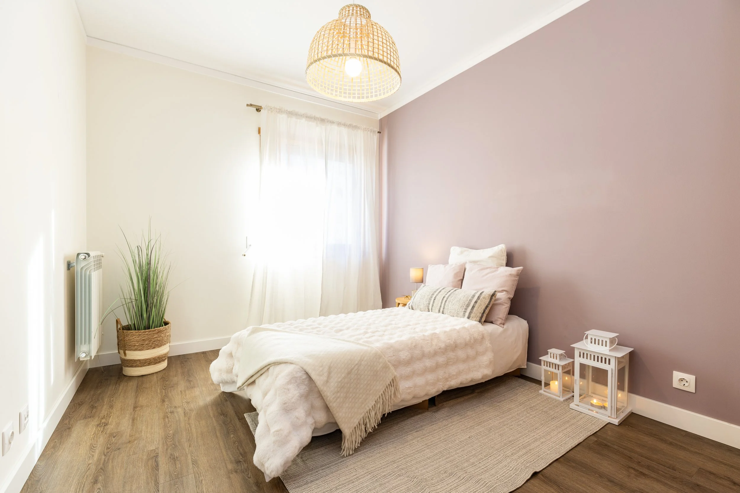 quarto t3 parque das nações lisboa com homestaging em tons rosa suaves e têxteis neutros criando ambiente acolhedor