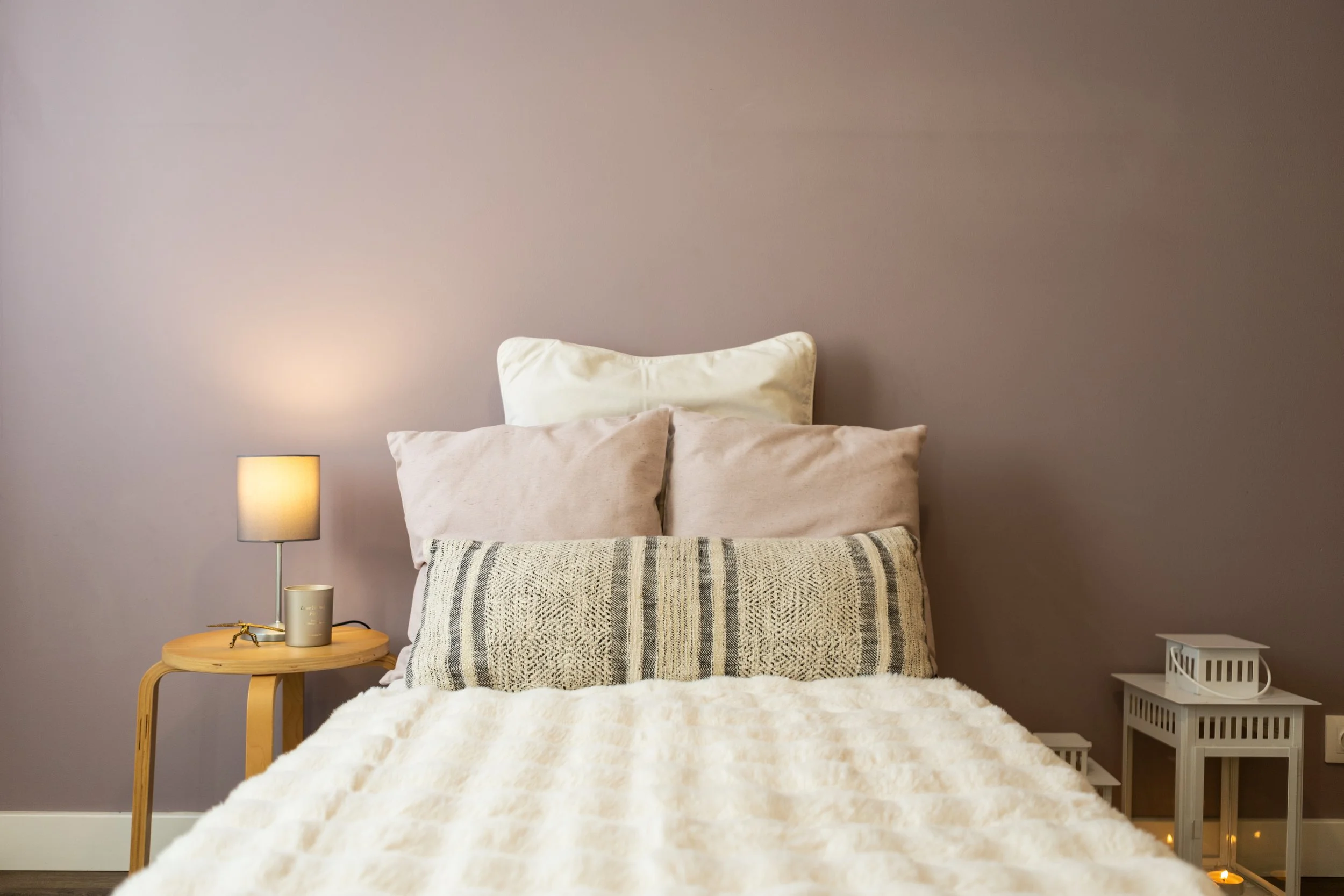 quarto decorado com homestaging em apartamento t3 parque das nações com parede rosa e styling minimalista