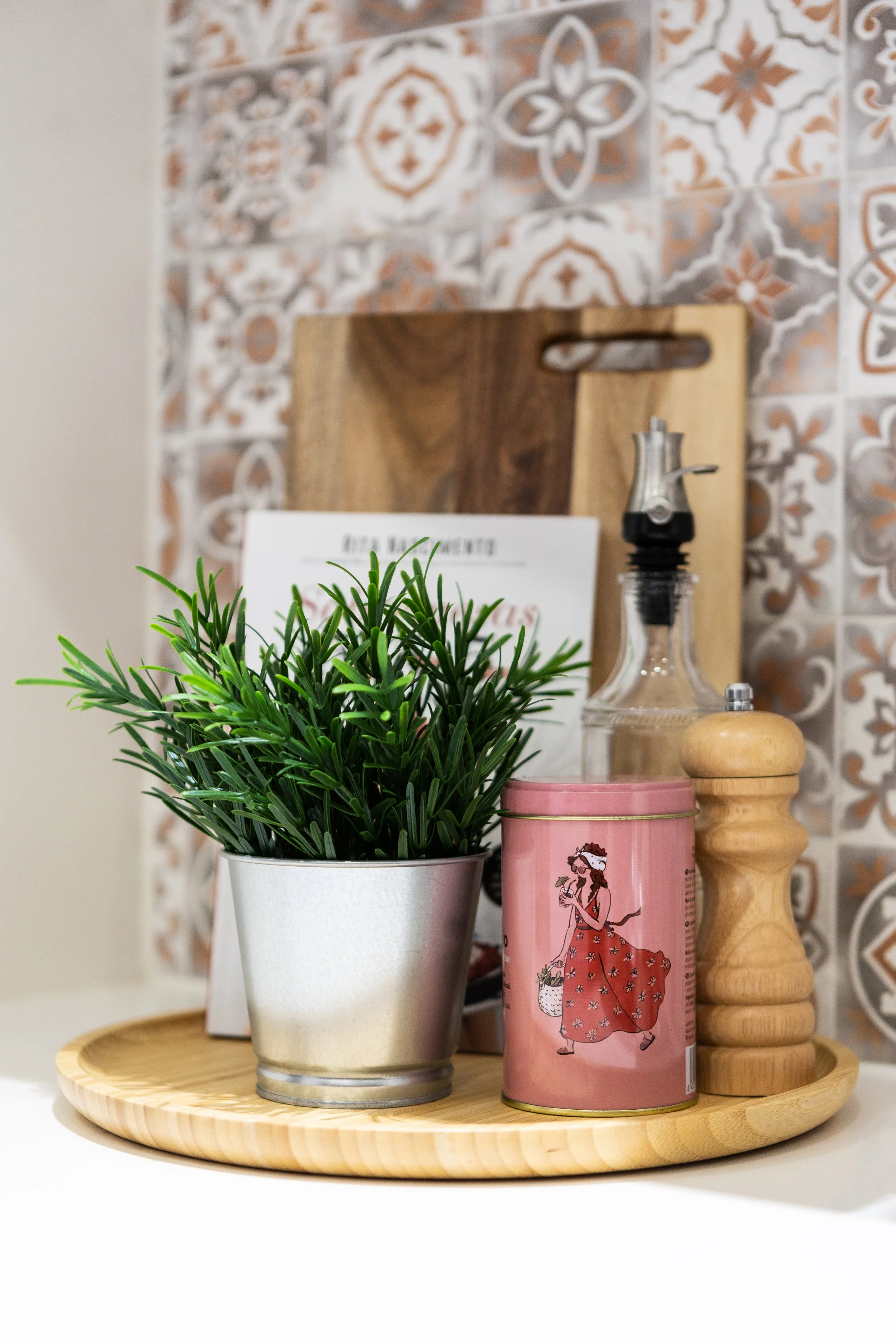 pormenor de decoração em cozinha t3 parque das nações com homestaging e ambiente acolhedor