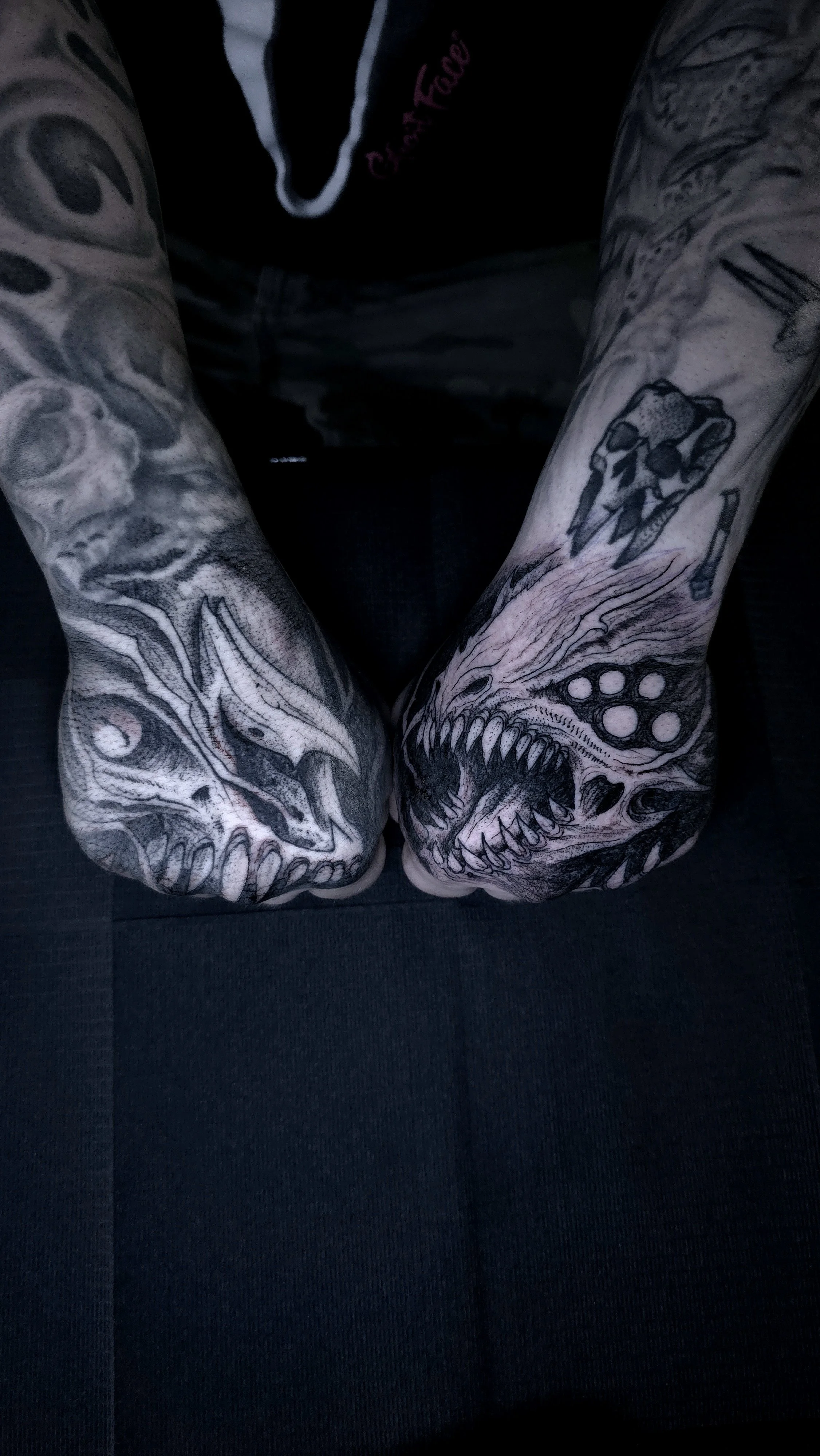 creature-tattoos-on-hands