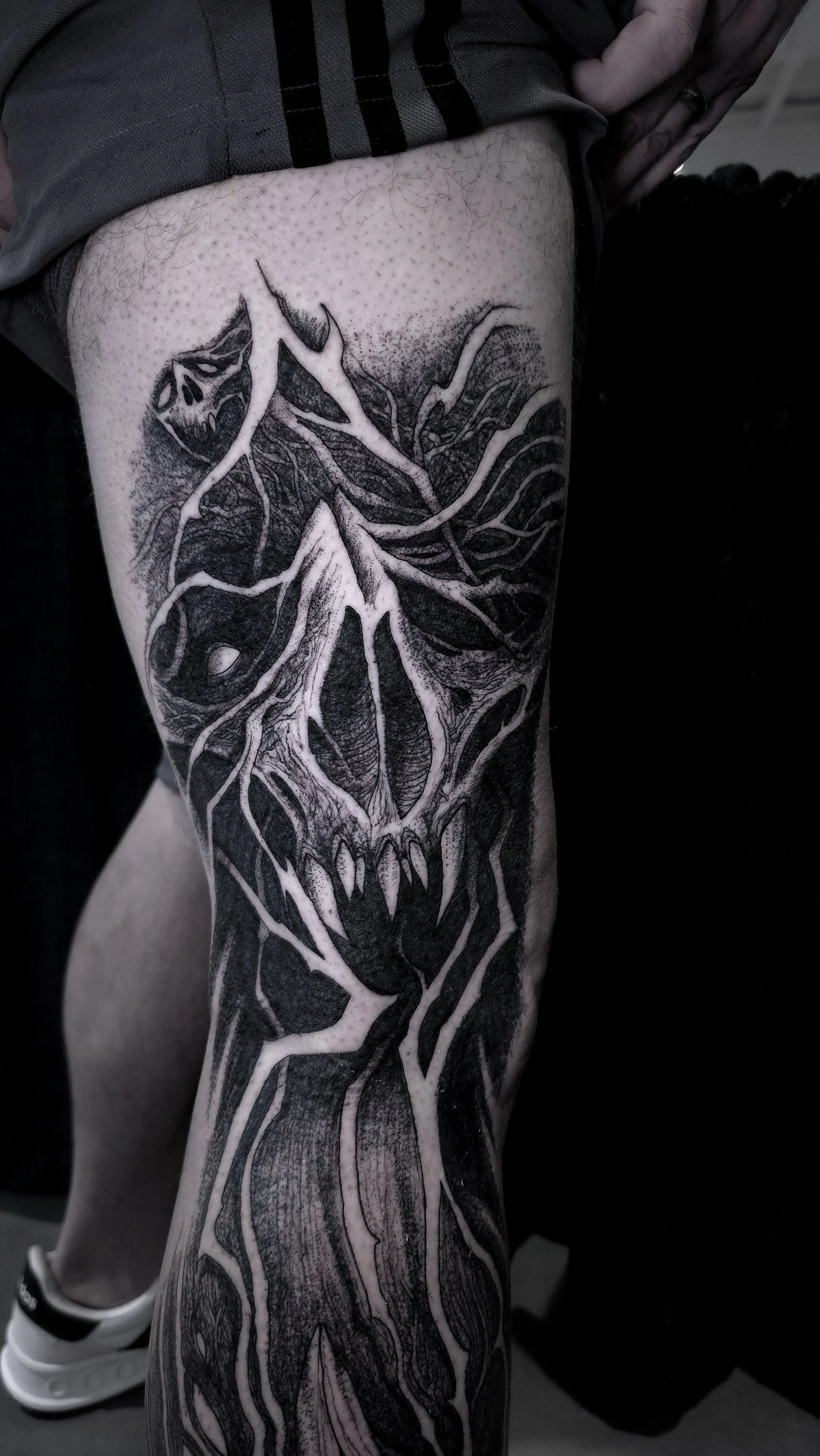 skull-tattoo-on-a-thigh