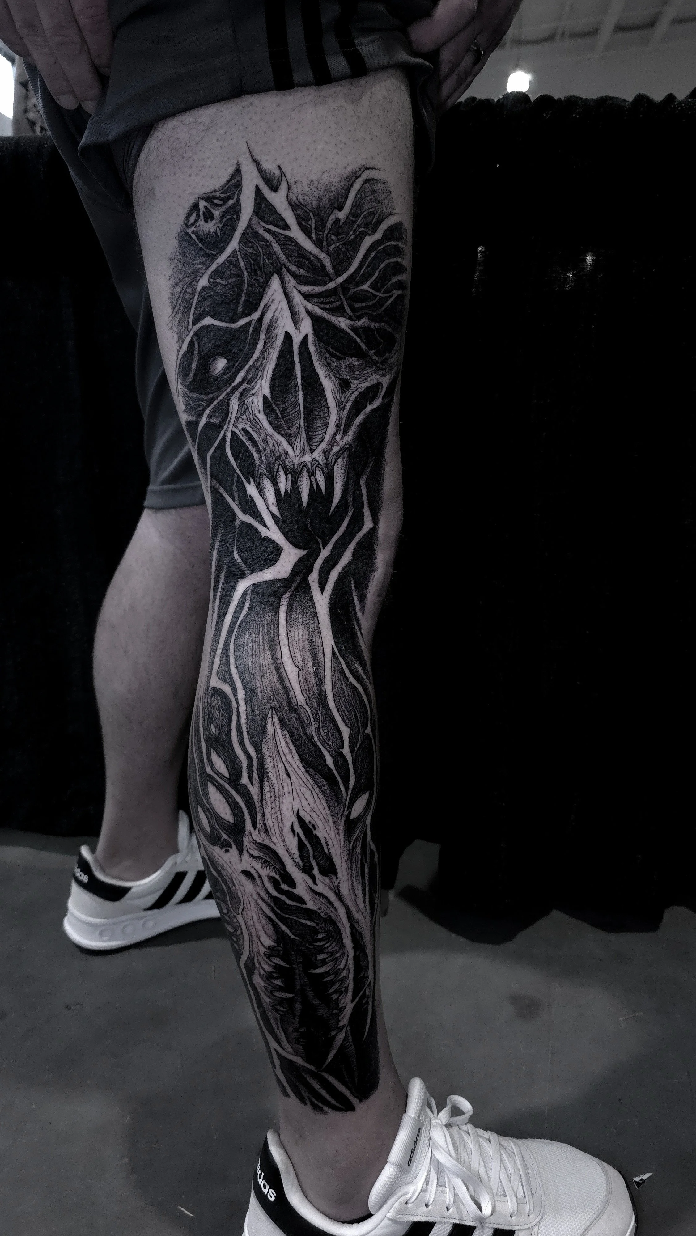 freehand-skull-nature-sleeve-on-a-leg