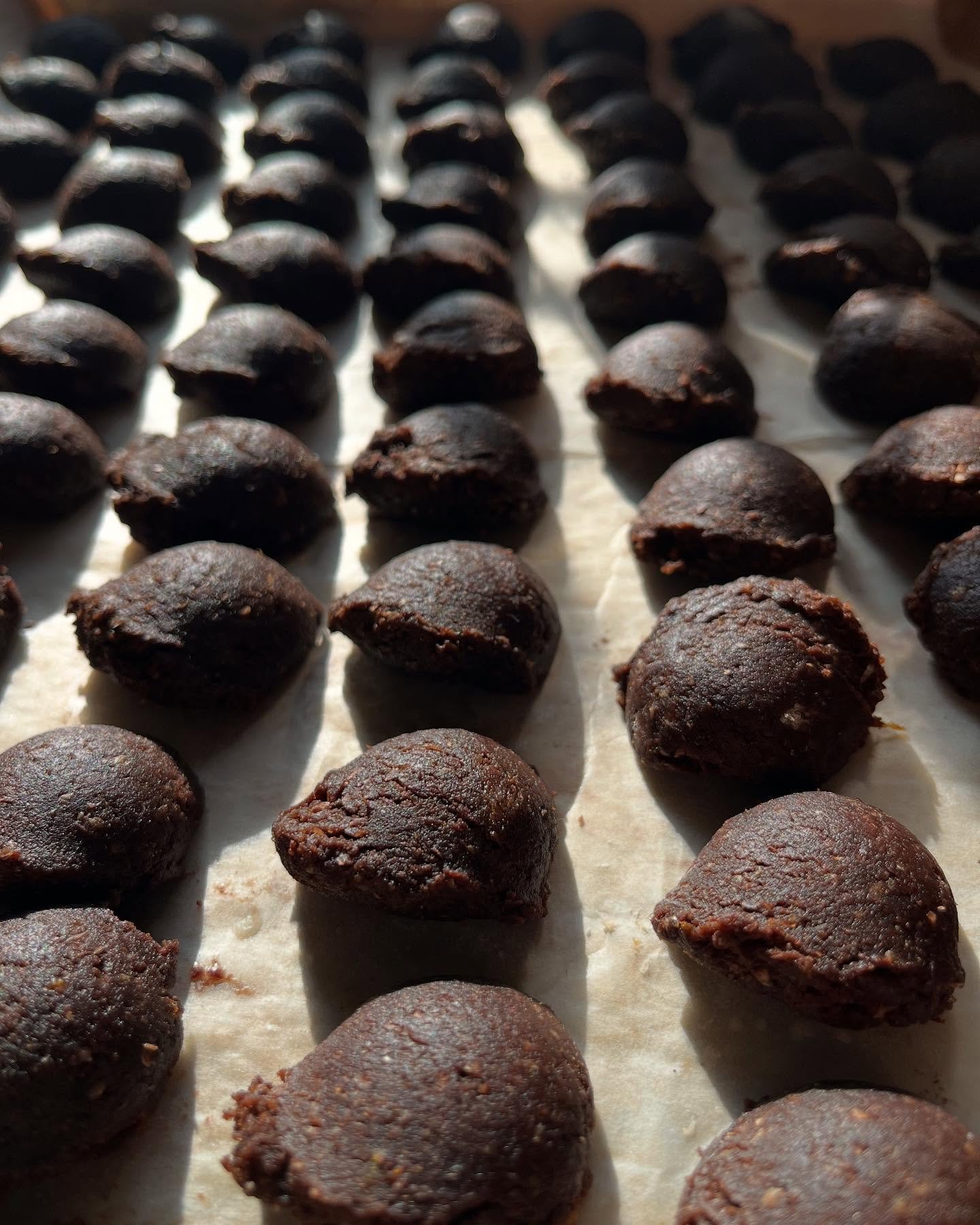 Chocolate Snowball (Chocolate Citrus Hibiscus!)

A winter stunner with a bold twist.
Deep cocoa meets bright citrus for a tangy-rich chocolate experience, dusted in powdered sugar like fresh snowfall. Tart, decadent, and unforgettable.
A snowball&hel