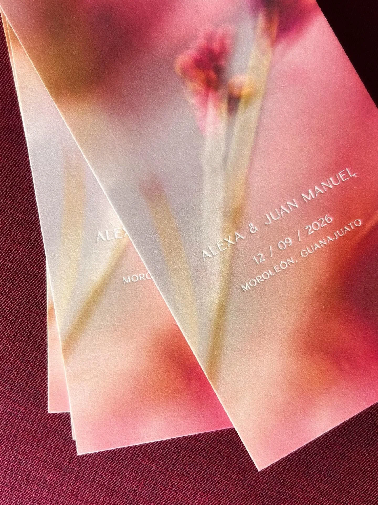 Parte del suit de invitaci&oacute;n para A/J. 

Colores vivos con la elegancia y ese toque de modernidad en el dise&ntilde;o. Ansiosos de mostrarles m&aacute;s de estas bellas invitaciones. 

#fineartweddinginvitations #modernweddinginvitation