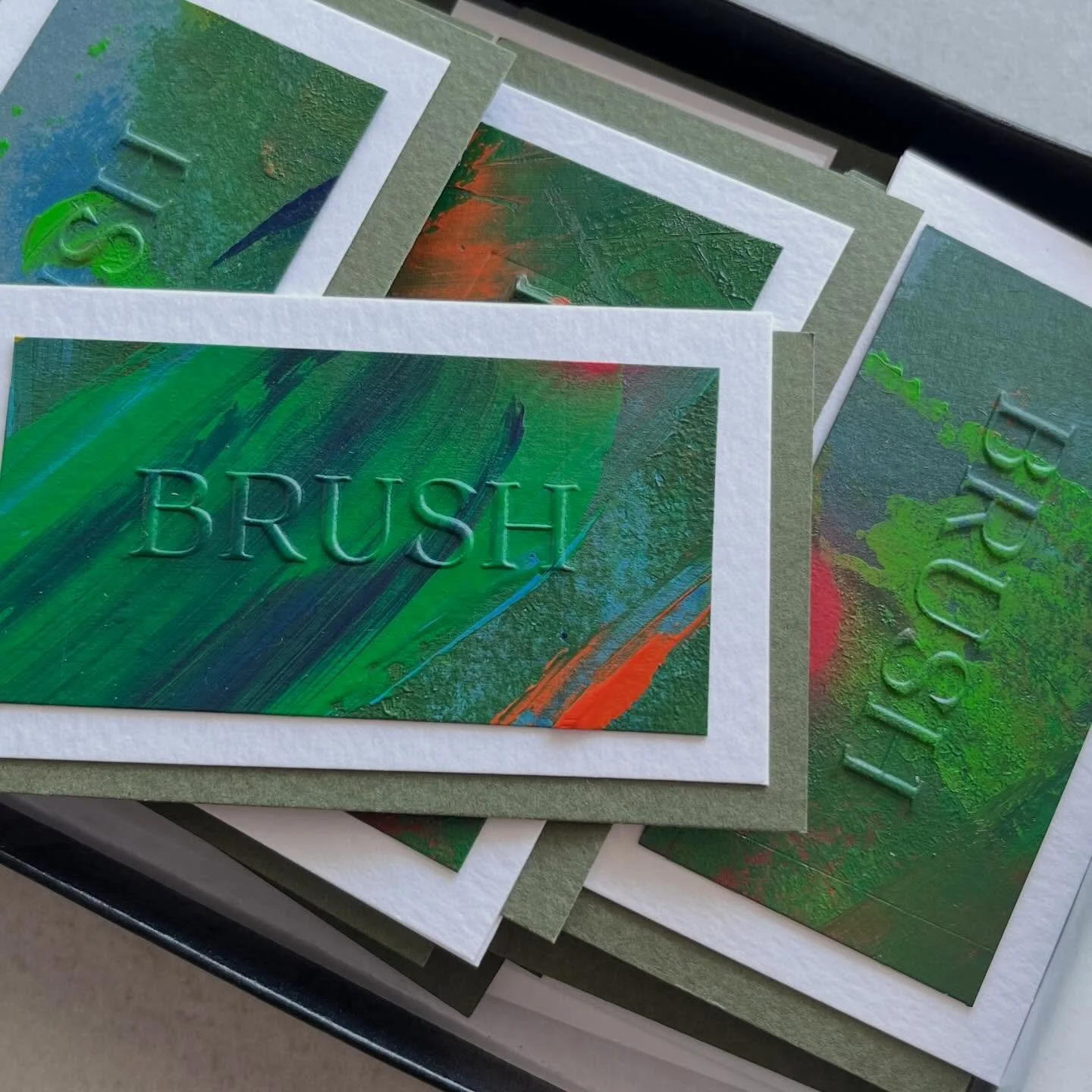 Tarjetas de presentaci&oacute;n pintadas a mano 🎨🖌️ para Brush #stationery #designstudio #branding