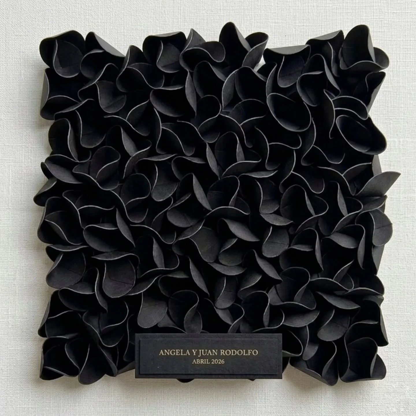 Black and golden &mdash; un anuncio de bienvenida de bida a nivel de una galer&iacute;a de arte para A y JR

#design #artanddecor #weddingsignage #papercrafts