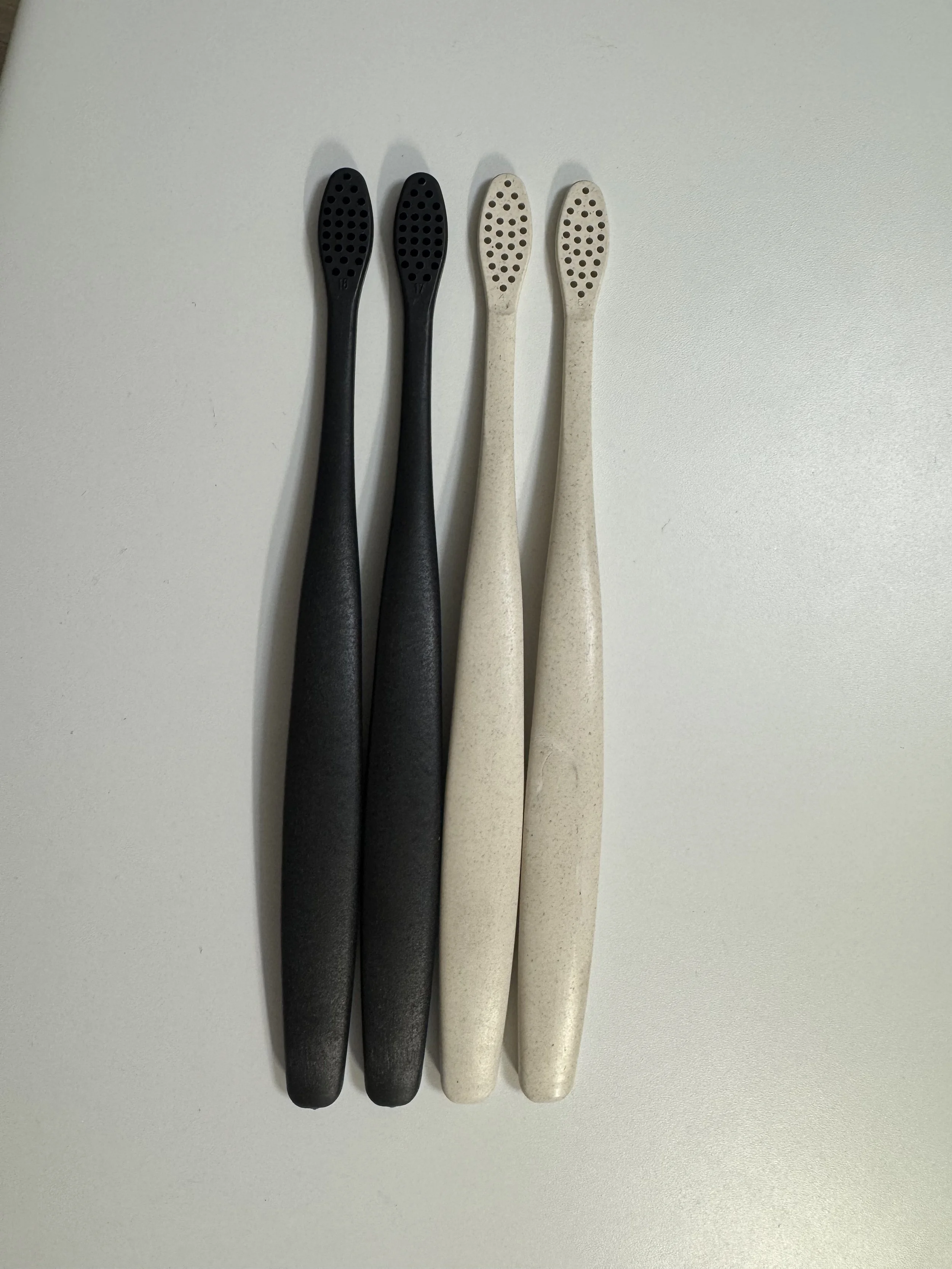 日本のプラスチック資源循環促進法（減プラ法）の方針に対応するため、当社工場では歯ブラシ柄の材質を見直し・改良いたしました。本製品の柄は現在、**竹繊維＋PLA＋少量のPP（ポリプロピレン）**で構成しており、竹繊維およびPLAの配合比率は70％以上となっております。配合比率につきましては、お客様のご要望に応じて調整可能です。