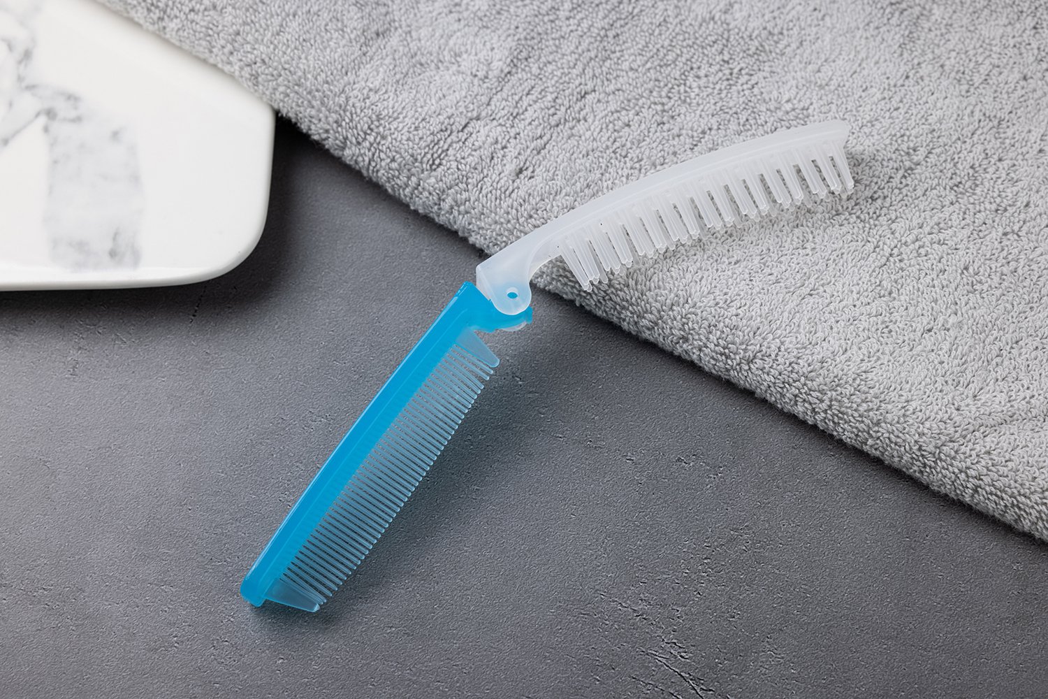 折りたたみコーム；PP（ポリプロピレン）※ご要望によりエコ配合への変更も対応可／カラー：ブルー×ホワイト（2色）／カーブ形状 折りたたみ2WAYコーム／サイズ：折りたたみ時10.5cm・展開時19.5cm／名入れ印刷対応（ご要望に応じて）