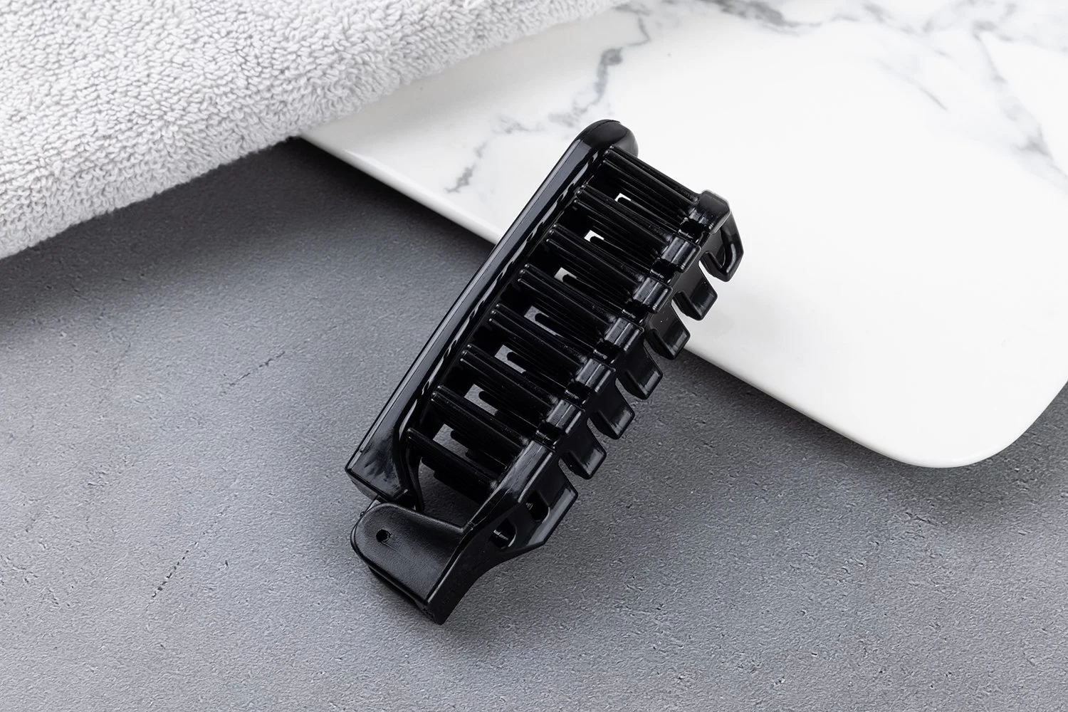 折りたたみコーム；PP（ポリプロピレン）；色：ブラック；折りたたみ時：9.5cm／展開時：18cm；重量：不明；ご要望に応じて印刷（名入れ）対応可能です