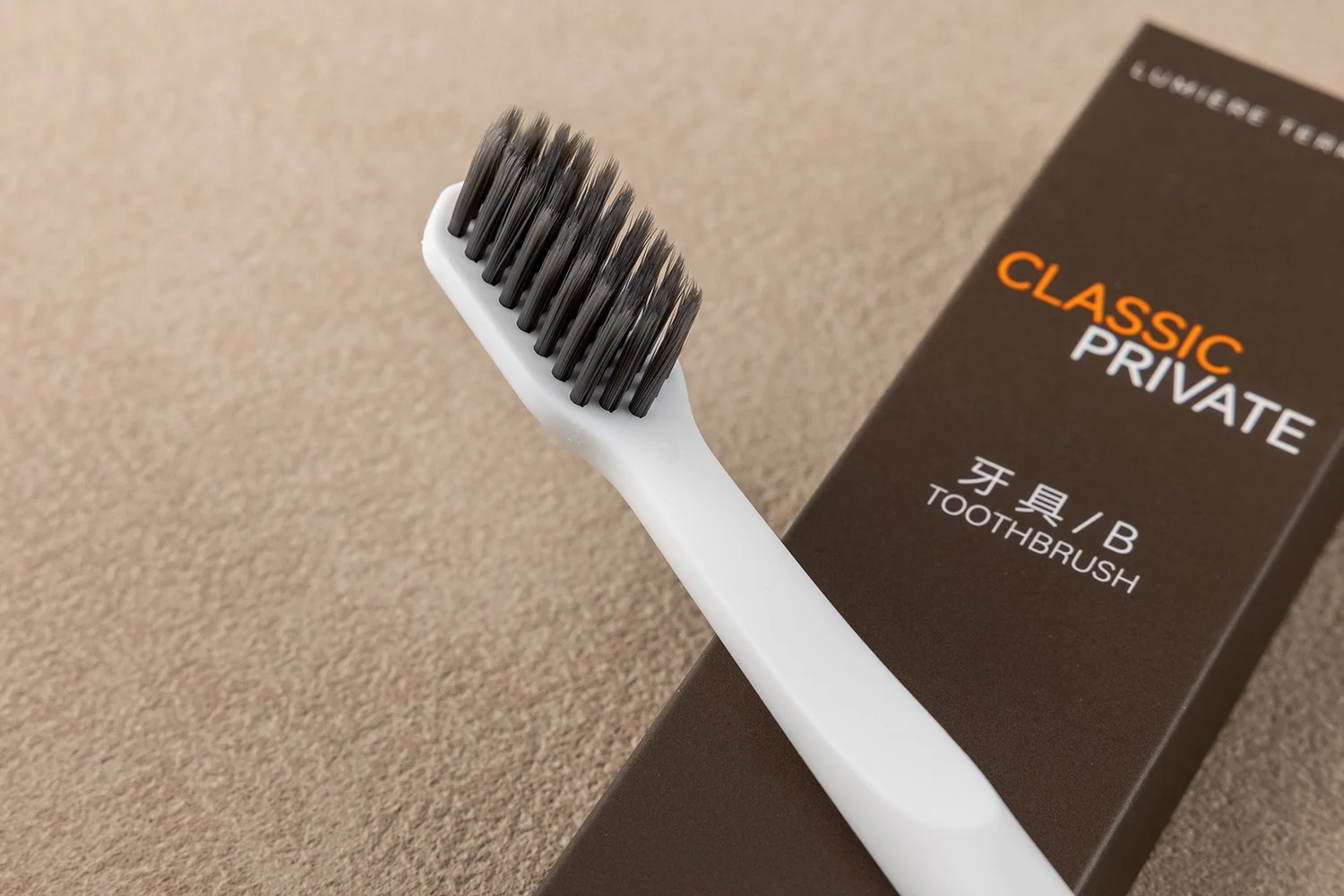 TB-001B｜柄：PP（ポリプロピレン）｜毛：ソフト・ナイロン先細テーパード0.15mm｜全長18.5cm｜約13.75g/本｜ホワイト（柄）・ブラック（毛）｜名入れ印刷可（紙箱／OPP個包装／紙袋）