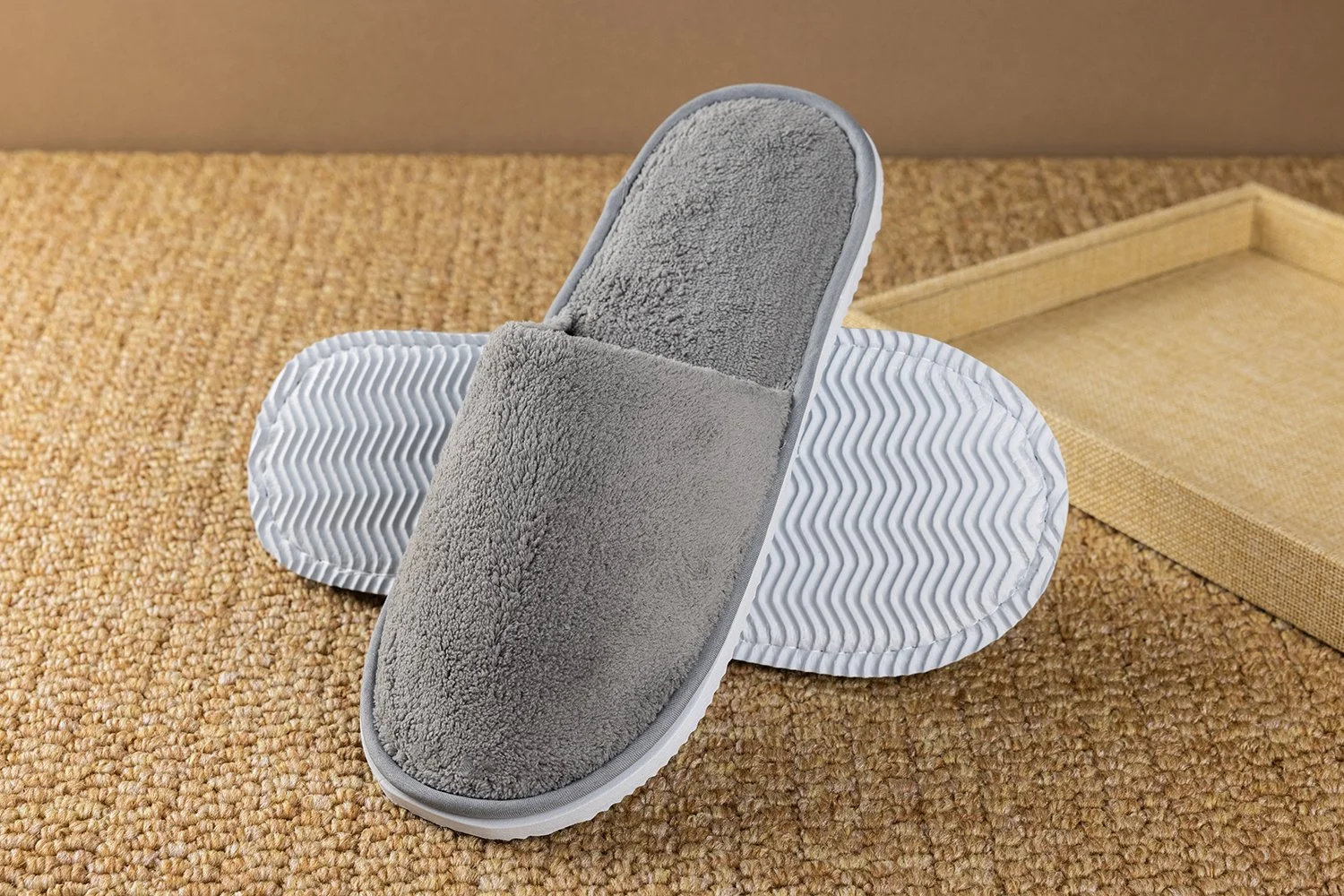 SL-005（グレー）｜コーラルフリース生地＋EVA底（凹凸柄）｜全長280mm｜フリーサイズ｜客室標準タイプ
