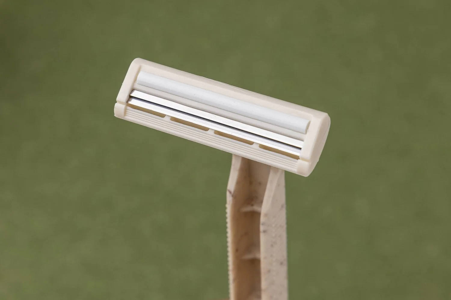 RZ-003
二枚刃使い捨て／ホルダー：ABS／刃：ステンレス鋼／ミニシェービングジェル付き／青と黒の配色/個包装OPP 袋