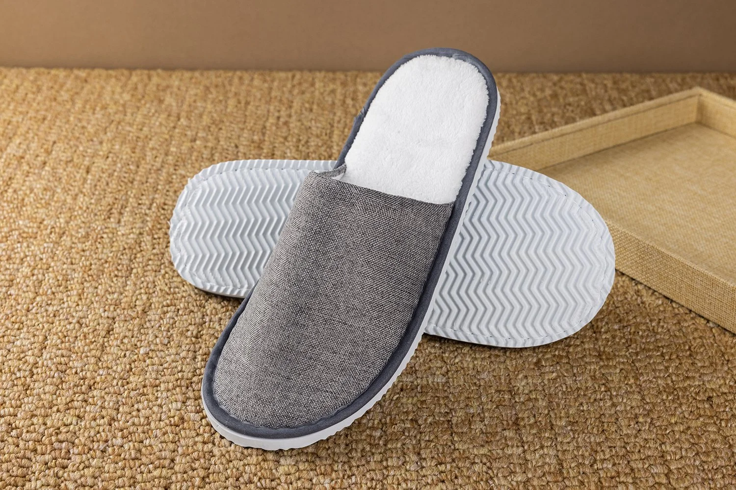 SL-001（グレー）｜麻布（リネン調）＋EVA底｜全長280mm｜フリーサイズ（約27〜29cm）｜客室標準タイプ