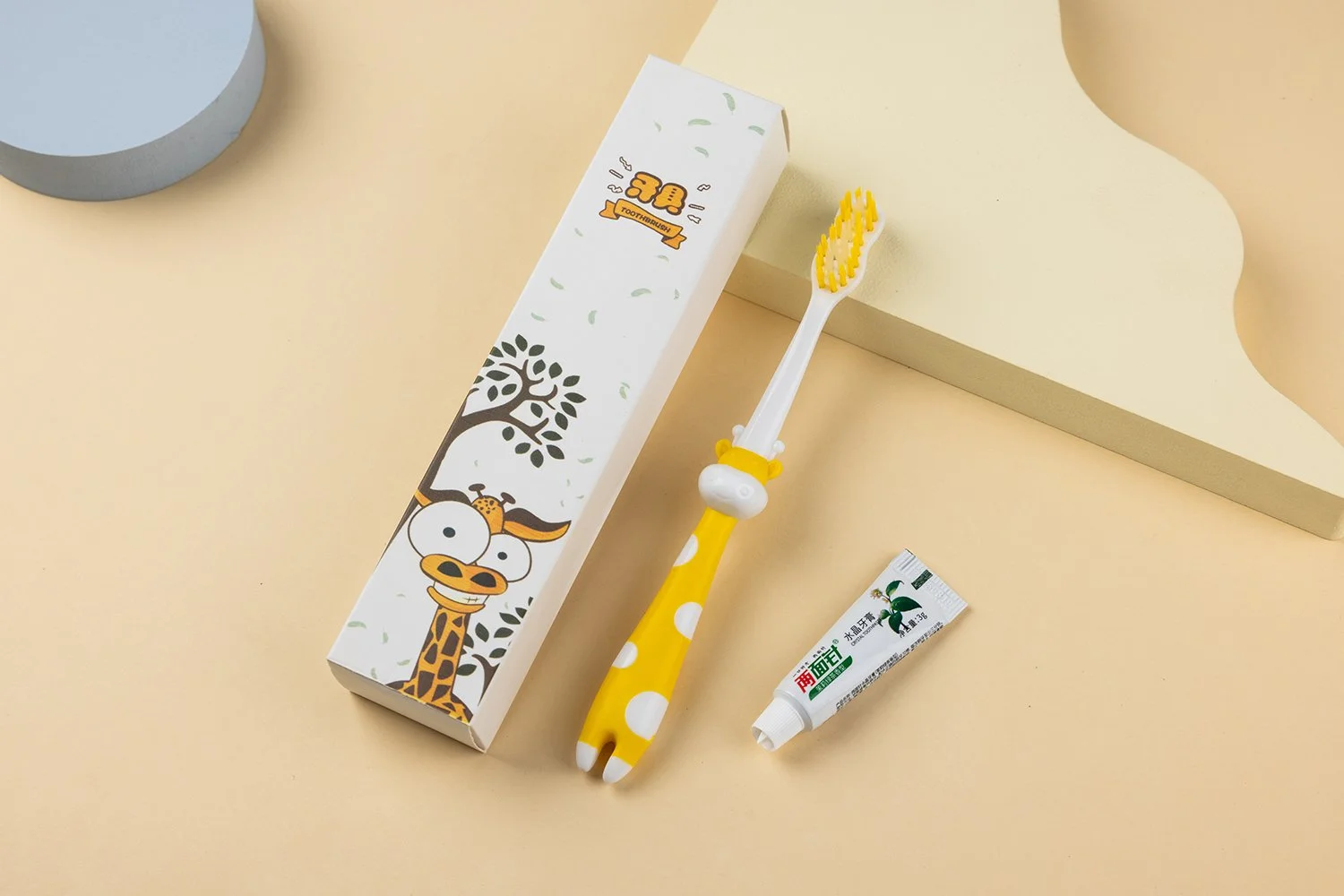 TB-K01｜柄：PP＋TPEソフトラバー（ストッパー付）｜毛：ソフト・ナイロン2色 先細テーパード 0.18mm｜全長15cm｜約10g/本｜ホワイト（柄）・イエロー（ラバー）・イエロー／ホワイト（毛）｜名入れ印刷可（紙箱／OPP個包装／紙袋）