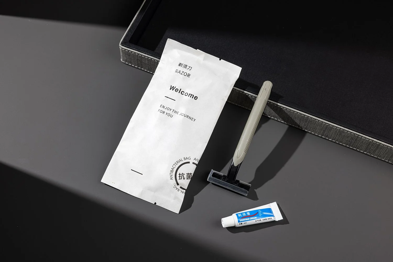 RZ-010 シェービングキット（二枚刃使い捨て）／ホルダー：ABS／刃：ステンレス鋼／ミニシェービングクリーム付き／グリーン×ブラック（グレー系グリップ）／抗菌マット袋 個包装（印刷対応可）