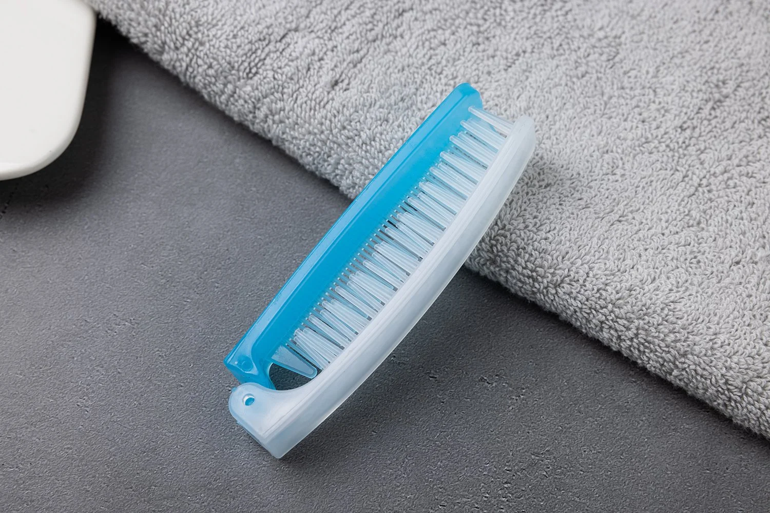 折りたたみコーム；PP（ポリプロピレン）※ご要望によりエコ配合への変更も対応可／カラー：ブルー×ホワイト（2色）／カーブ形状 折りたたみ2WAYコーム／サイズ：折りたたみ時10.5cm・展開時19.5cm／名入れ印刷対応（ご要望に応じて）