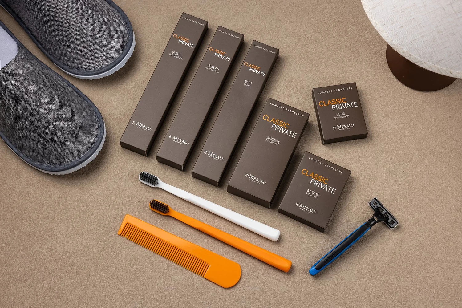 AS-002　クラシックデザインアメニティセット
内容：歯ブラシ・カミソリ・コーム・スリッパ等／ブランドロゴ入(い)り紙箱／落(お)ち着(つ)いたブラウン系シリーズ