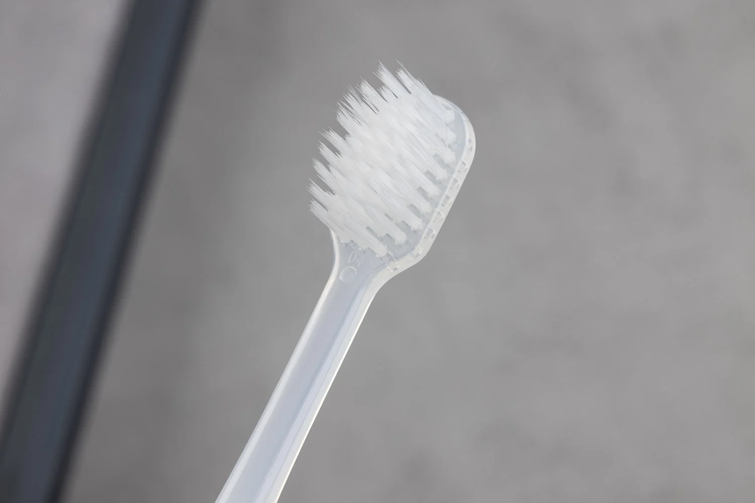 TB-008B｜柄：PP（ポリプロピレン）｜毛：ソフト・ナイロン先細テーパード 0.15mm｜全長18cm｜約12.4g/本｜クリア（柄）・ホワイト（毛）｜名入れ印刷可（紙箱／OPP個包装／紙袋）