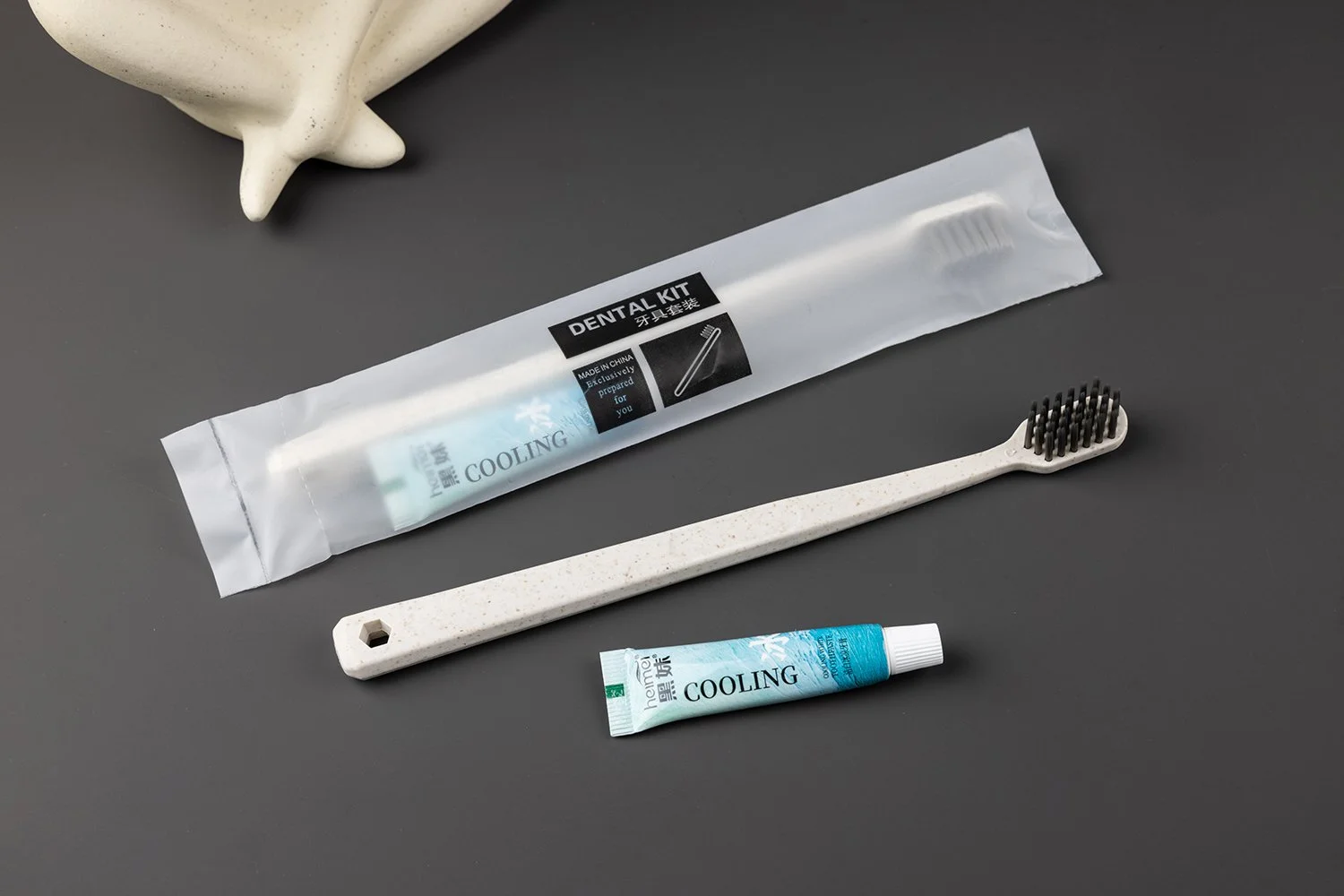 TB-004｜柄：PP＋秸秆（バイオマス）｜毛：ソフト・ナイロン先細テーパード 0.18mm｜全長18.5cm｜約13.2g/本｜アイボリー（柄）・ブラック（毛）｜名入れ印刷可（紙箱／OPP個包装／紙袋）