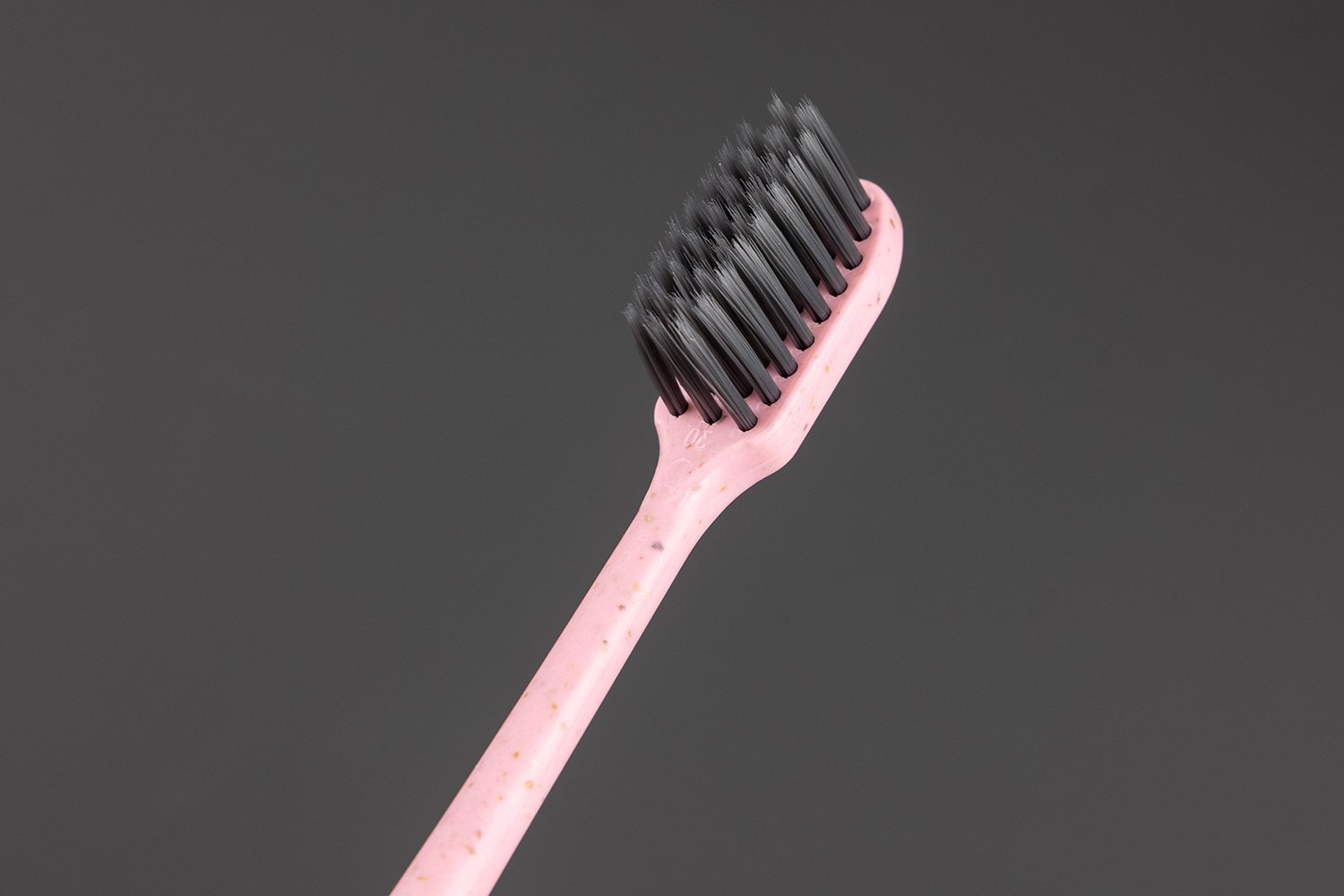 TB-006｜柄：PP＋秸秆（バイオマス）｜毛：ソフト・ナイロン先細テーパード 0.18mm｜全長17.5cm｜約8g/本｜ピンク（柄）・ブラック（毛）｜名入れ印刷可（紙箱／OPP個包装／紙袋）