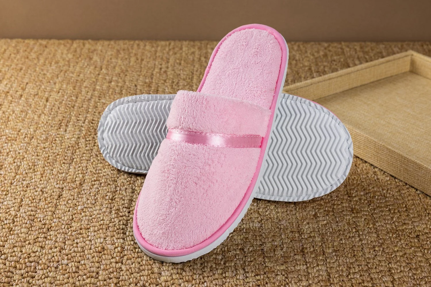 SL-004（ピンク）｜コーラルフリース生地＋EVA底（凹凸柄）｜全長280mm｜フリーサイズ｜ピンクテープ付き｜客室標準タイプ