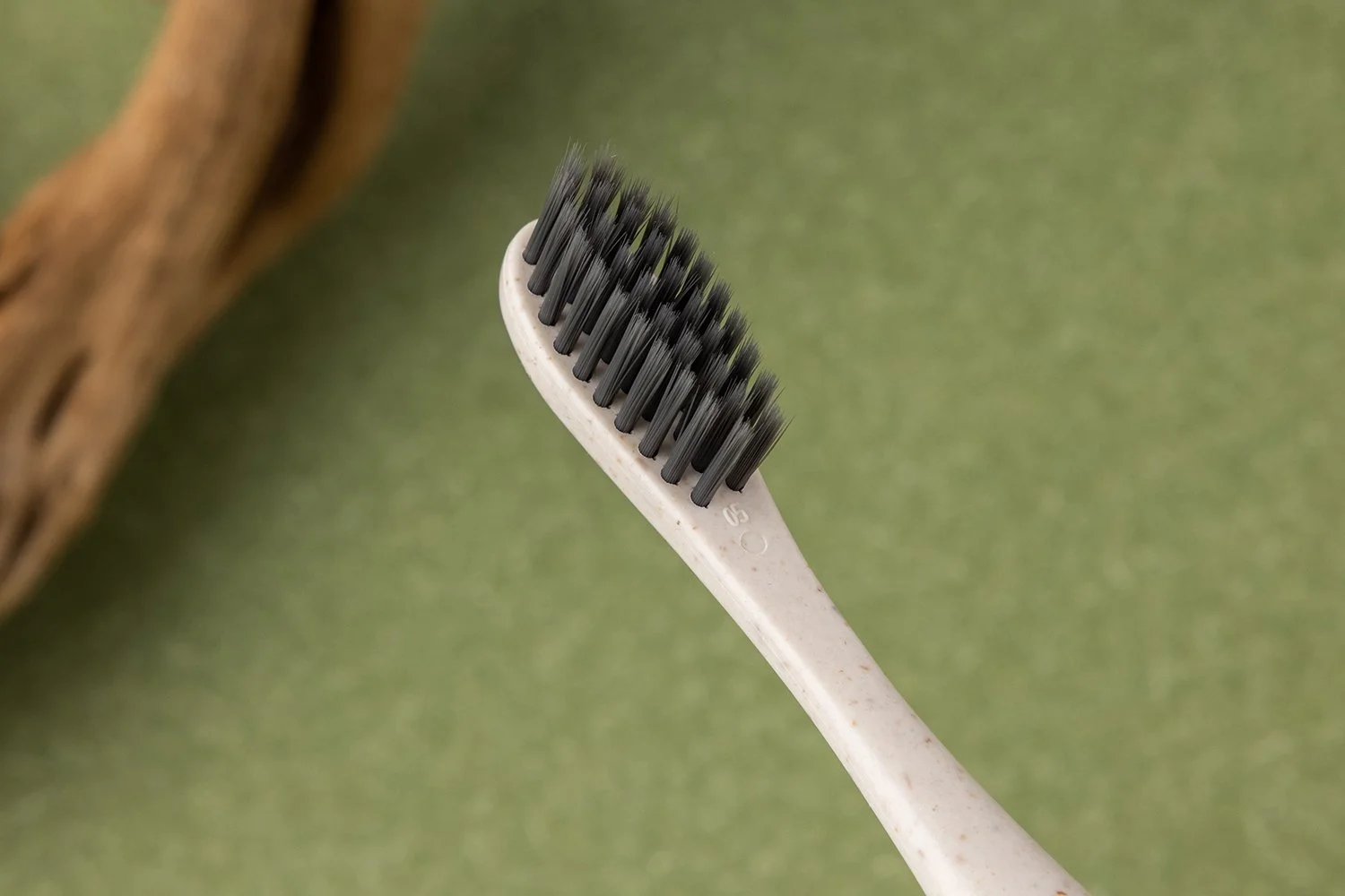 TB-002A｜柄：PP＋秸秆（バイオマス）｜毛：ソフト・ナイロン先細テーパード0.15mm｜全長18.5cm｜約11g/本｜アイボリー（柄）・ブラック（毛）｜名入れ印刷可（紙箱／OPP個包装／紙袋）