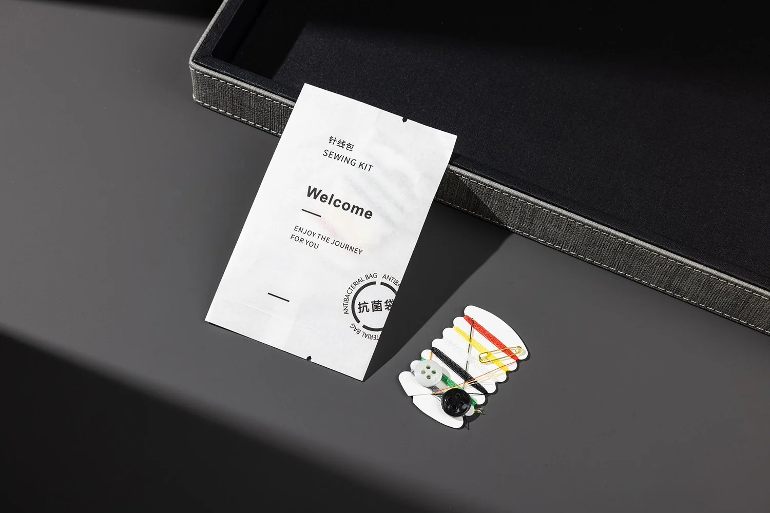SW-002　ソーイングキット
内容：糸4色・ボタン・安全ピン・針など／個包装：紙箱またはOPP袋／客室標準アメニティ