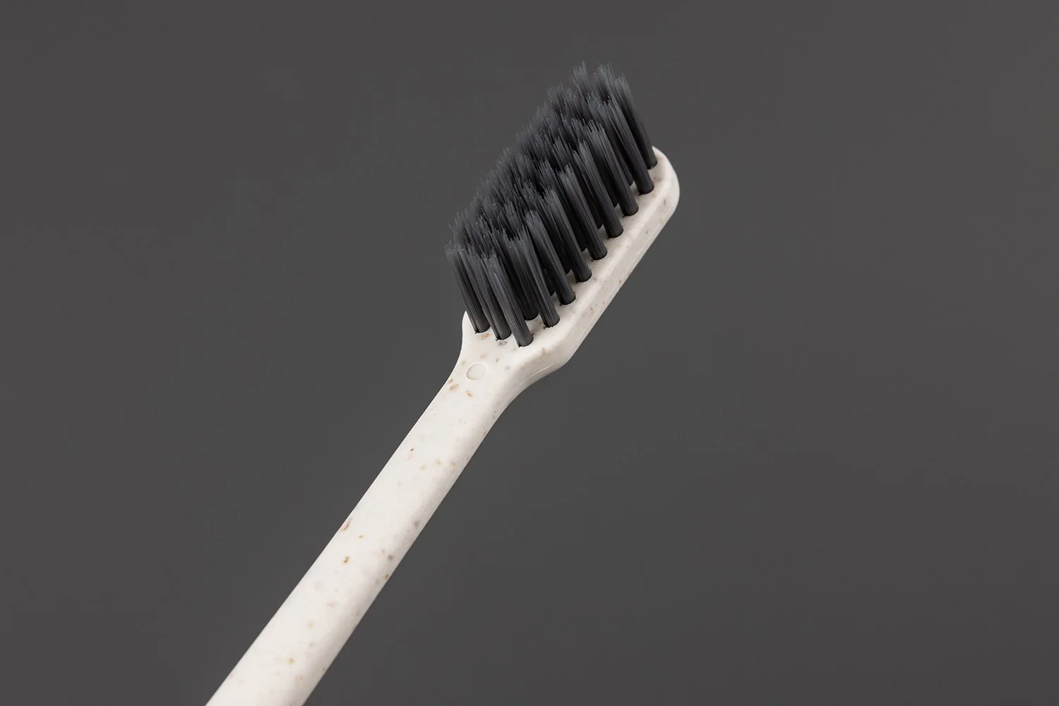 TB-005｜柄：PP＋秸秆（バイオマス）｜毛：ソフト・ナイロン先細テーパード 0.18mm｜全長17cm｜約6.9g/本｜アイボリー（柄）・ブラック（毛）｜名入れ印刷可（紙箱／OPP個包装／紙袋）