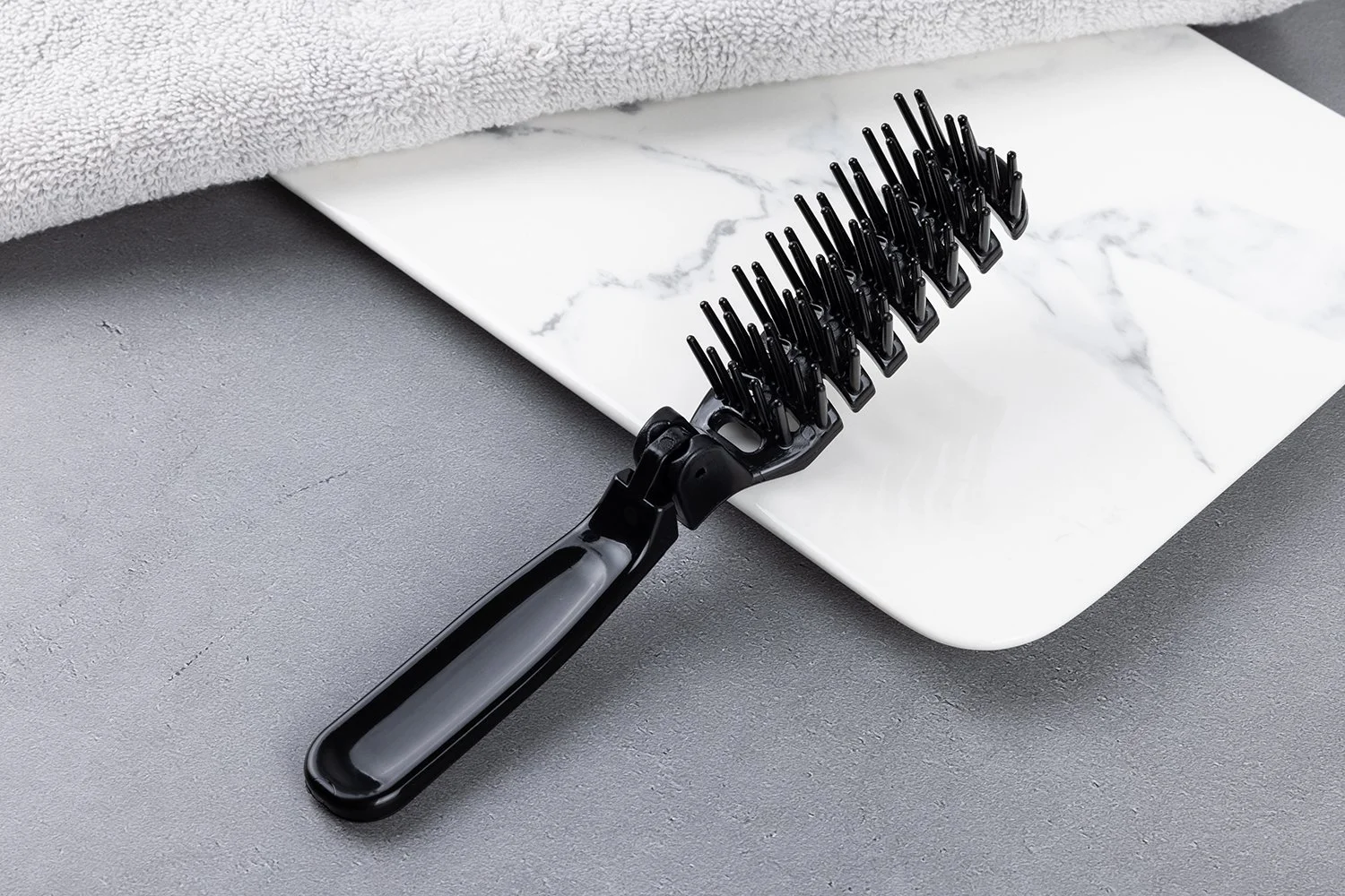 折りたたみコーム；PP（ポリプロピレン）；色：ブラック；折りたたみ時：9.5cm／展開時：18cm；重量：不明；ご要望に応じて印刷（名入れ）対応可能です