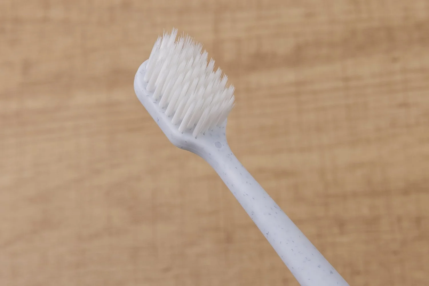 TB-015A｜柄：PP（ポリプロピレン）｜毛：ソフト・ナイロン先細テーパード 0.18mm｜全長18.8cm｜約13.5g/本｜ライトグレー（柄）・ホワイト（毛）｜名入れ印刷可（紙箱／OPP個包装／紙袋）