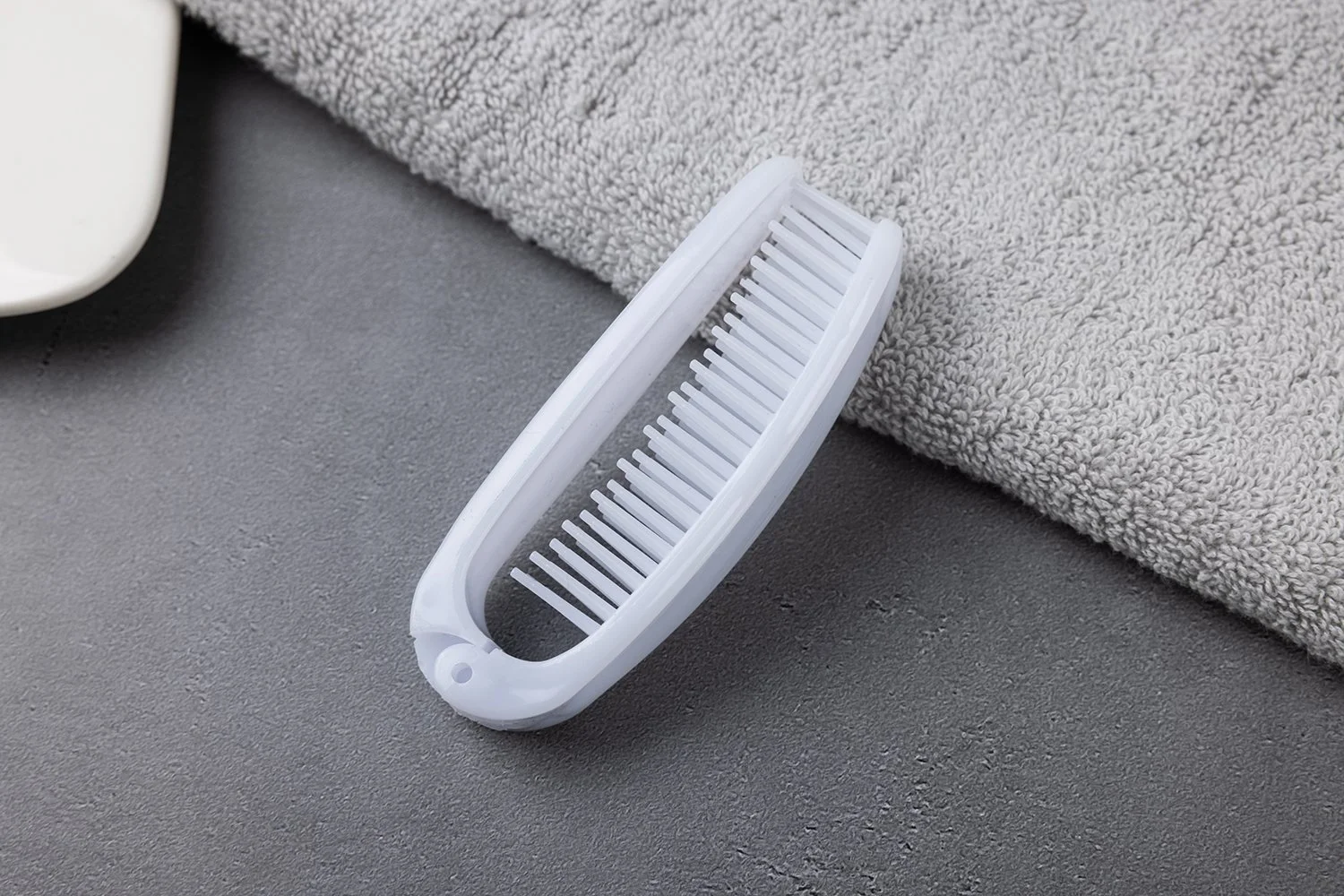 折りたたみコーム：PP（ポリプロピレン）｜カラー：ホワイト｜簡易タイプ 折りたたみコーム｜サイズ：折りたたみ時9cm／展開時17cm