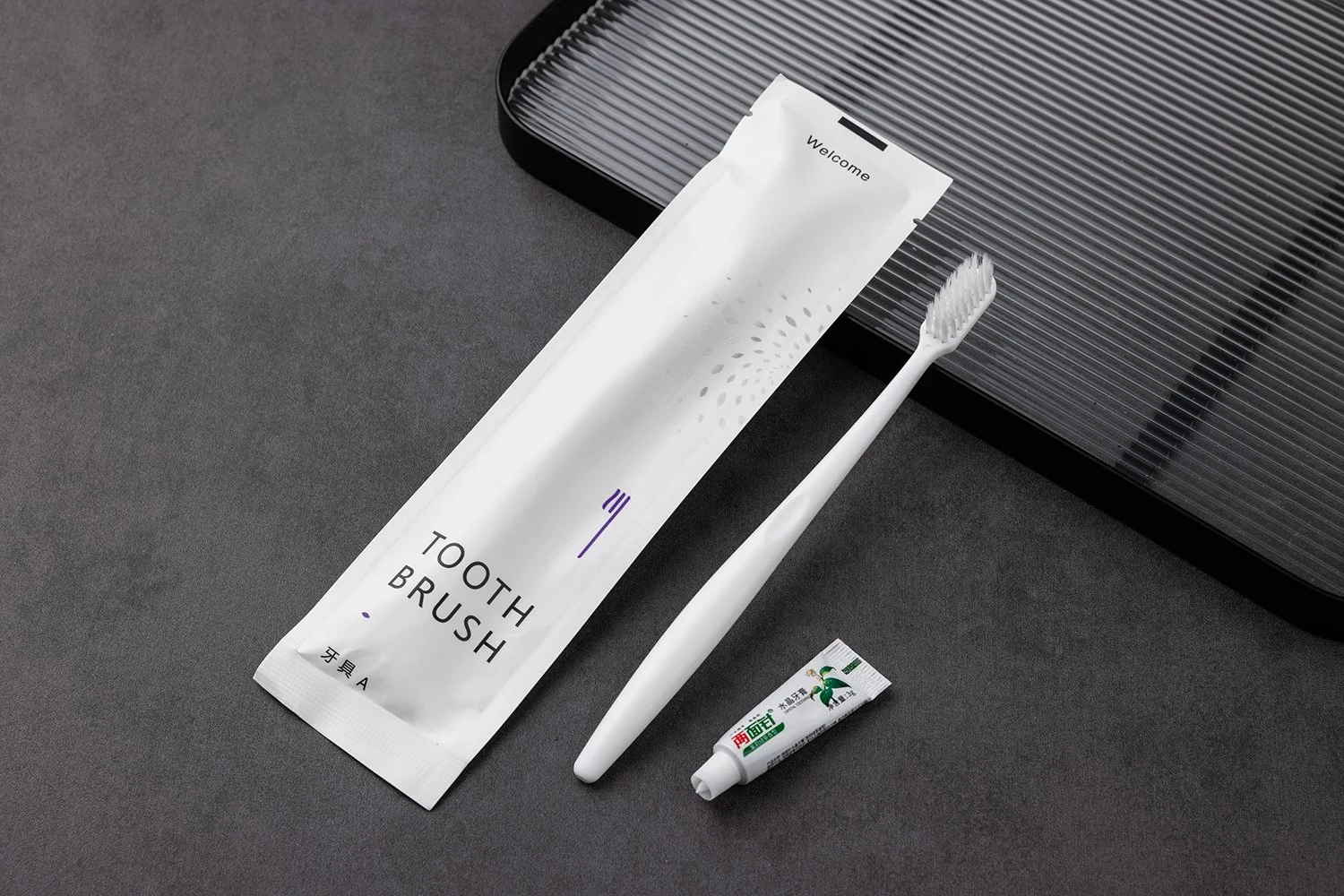 TB-011B｜柄：PP（ポリプロピレン）｜毛：ソフト・ナイロン先細テーパード 0.18mm｜全長18cm｜約8.3g/本｜ホワイト（柄）・ホワイト（毛）｜名入れ印刷可（紙箱／OPP個包装／紙袋）