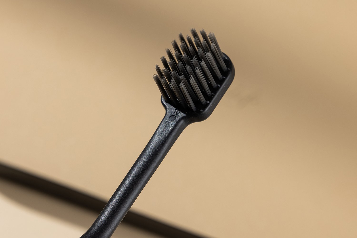 TB-010｜柄：PP（ポリプロピレン）｜毛：ソフト・ナイロン先細テーパード 0.18mm｜全長18cm｜約10.3g/本｜ブラック（柄）・ブラック（毛）｜名入れ印刷可（紙箱／OPP個包装／紙袋）