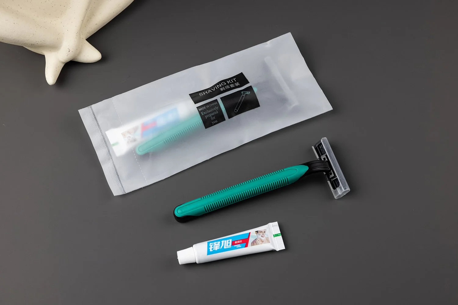 RZ-008 二枚刃使い捨て／ホルダー：ABS／刃：ステンレス鋼／ミニシェービングジェル付き／グリーン×ブラック／半透明マットOPP個包装