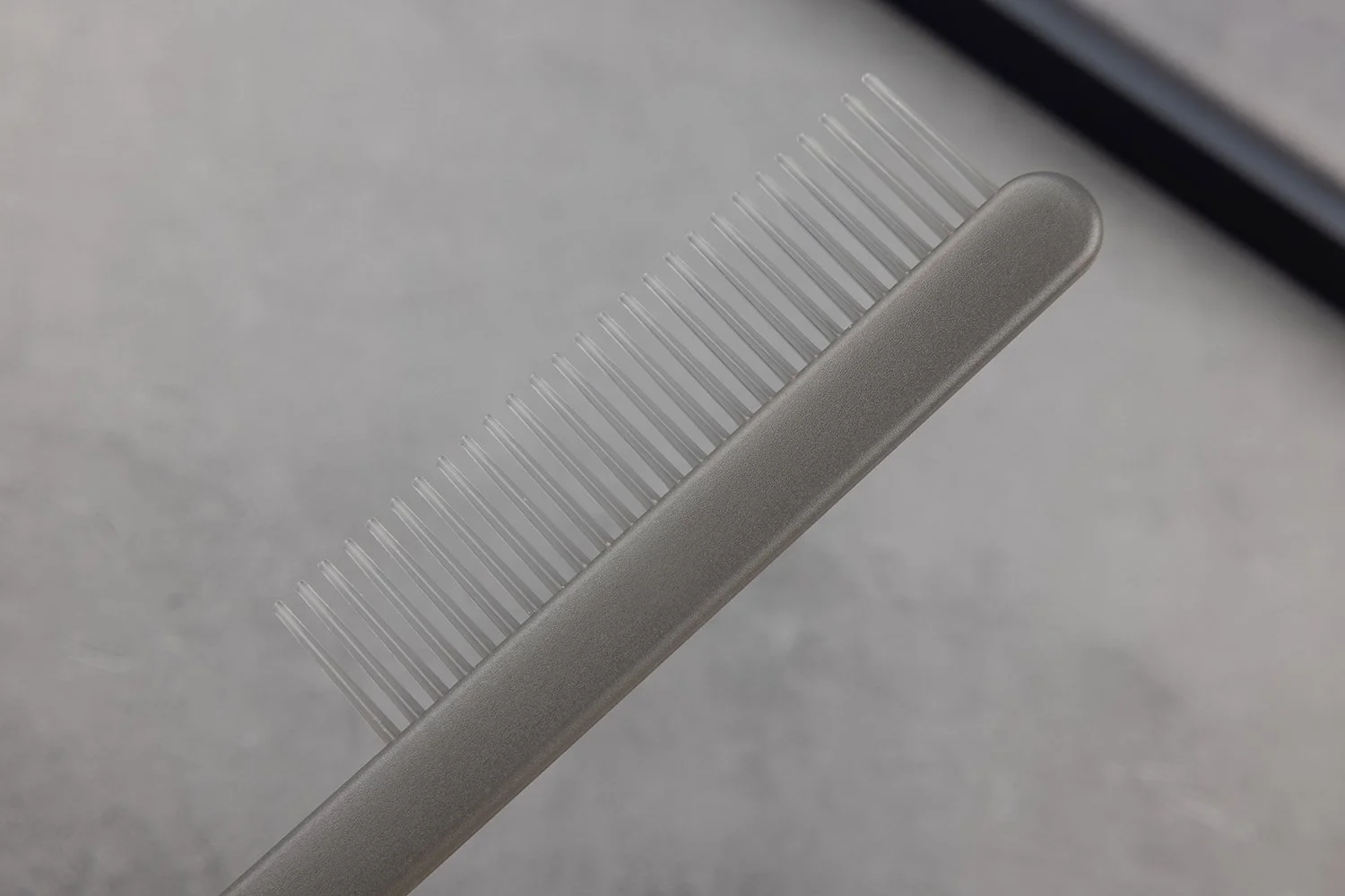 CM107｜コーム（細目）｜カラー：ダークグレー｜材質：PP（ポリプロピレン）｜全長17cm｜約14g/本｜マット袋（1本ずつ個包装）