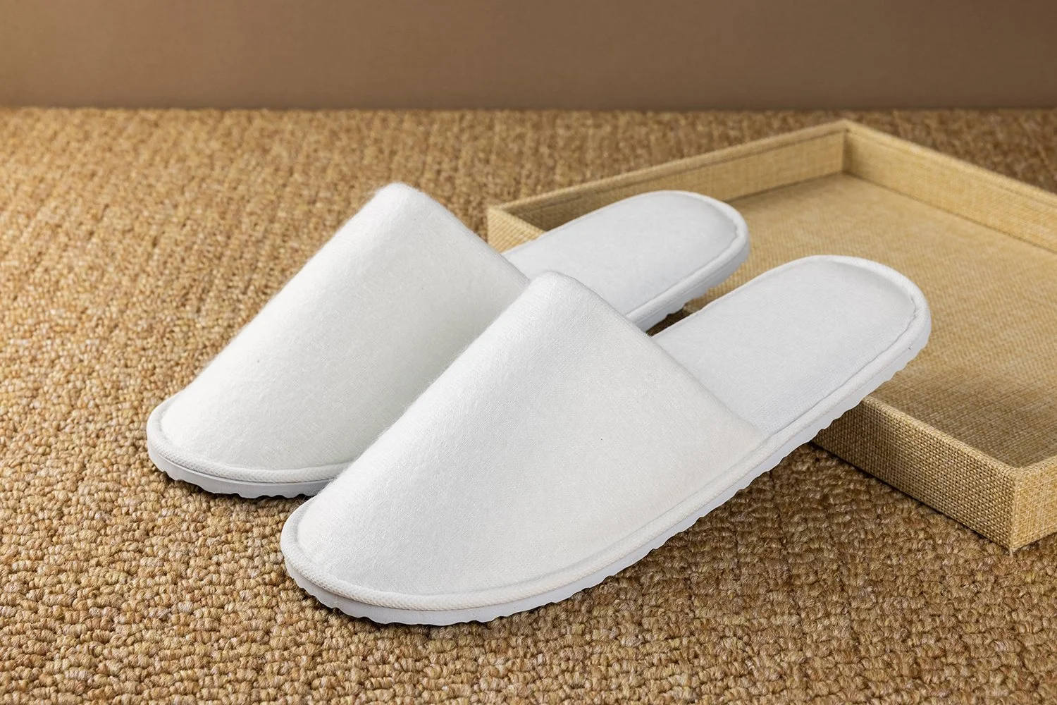 SL-002（ホワイト）｜厚手起毛（ボア調）生地＋EVA底（凹凸柄）｜全長280mm｜フリーサイズ（約27〜29cm）｜客室標準タイプ