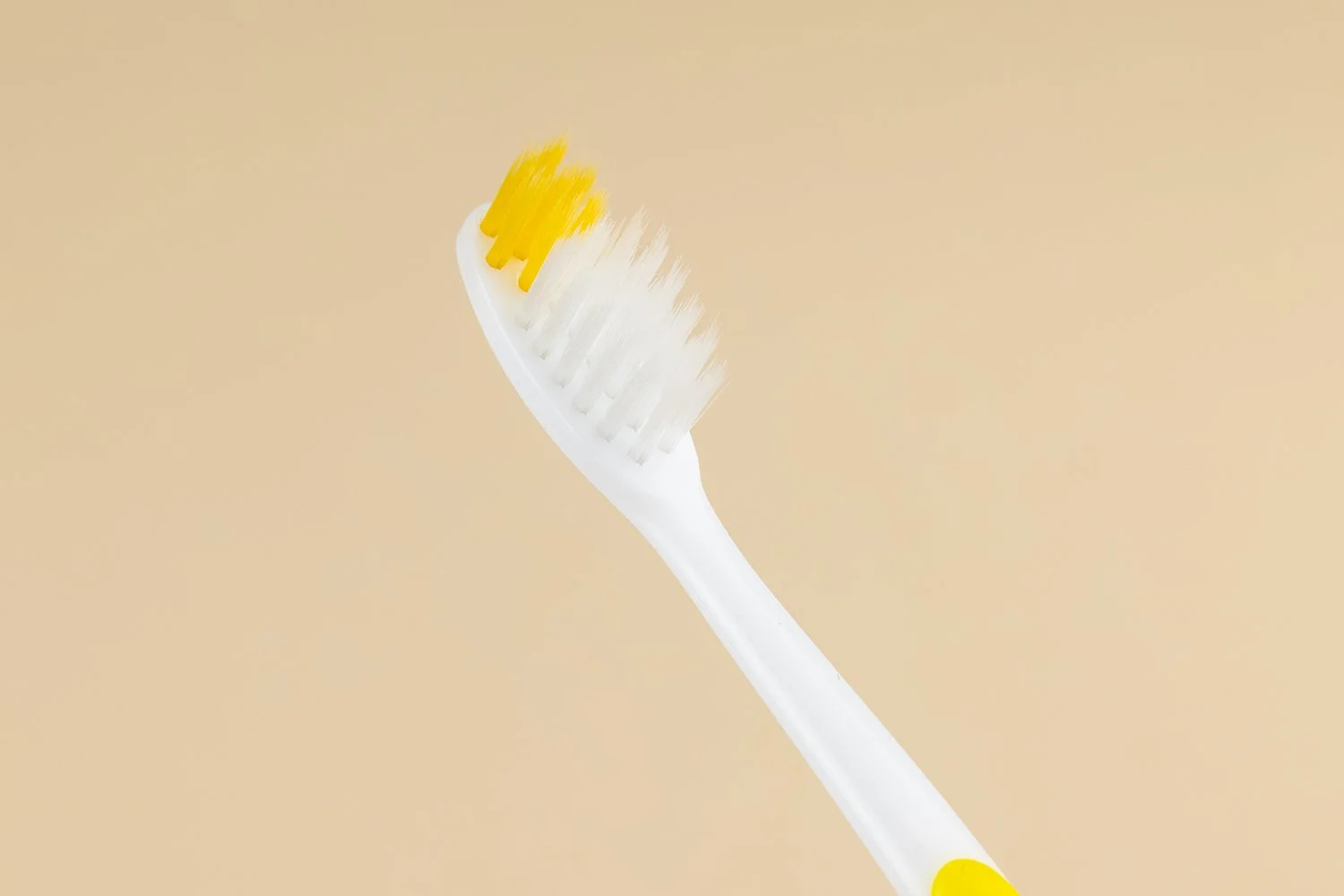 TB-K02｜柄：PP＋TPEソフトラバー（吸盤付）｜毛：ソフト・ナイロン2色 先細テーパード 0.18mm｜全長14.5cm｜約10g/本｜ホワイト（柄）・イエロー（ラバー）・イエロー／ホワイト（毛）｜名入れ印刷可（紙箱／OPP個包装／紙袋）