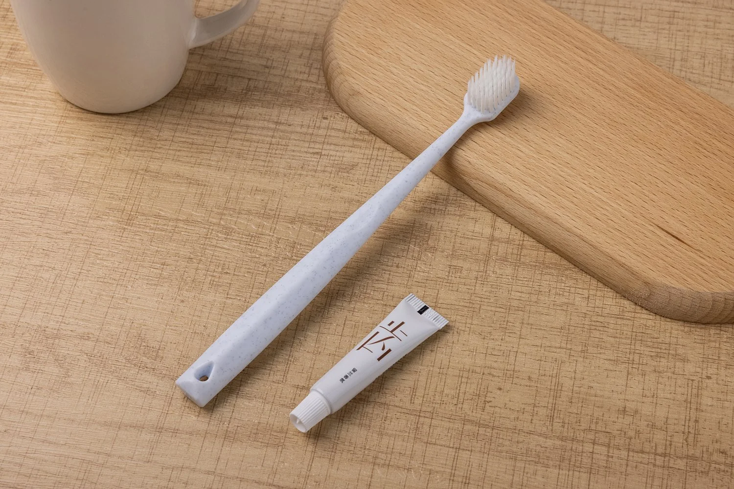 TB-015A｜柄：PP（ポリプロピレン）｜毛：ソフト・ナイロン先細テーパード 0.18mm｜全長18.8cm｜約13.5g/本｜ライトグレー（柄）・ホワイト（毛）｜名入れ印刷可（紙箱／OPP個包装／紙袋）