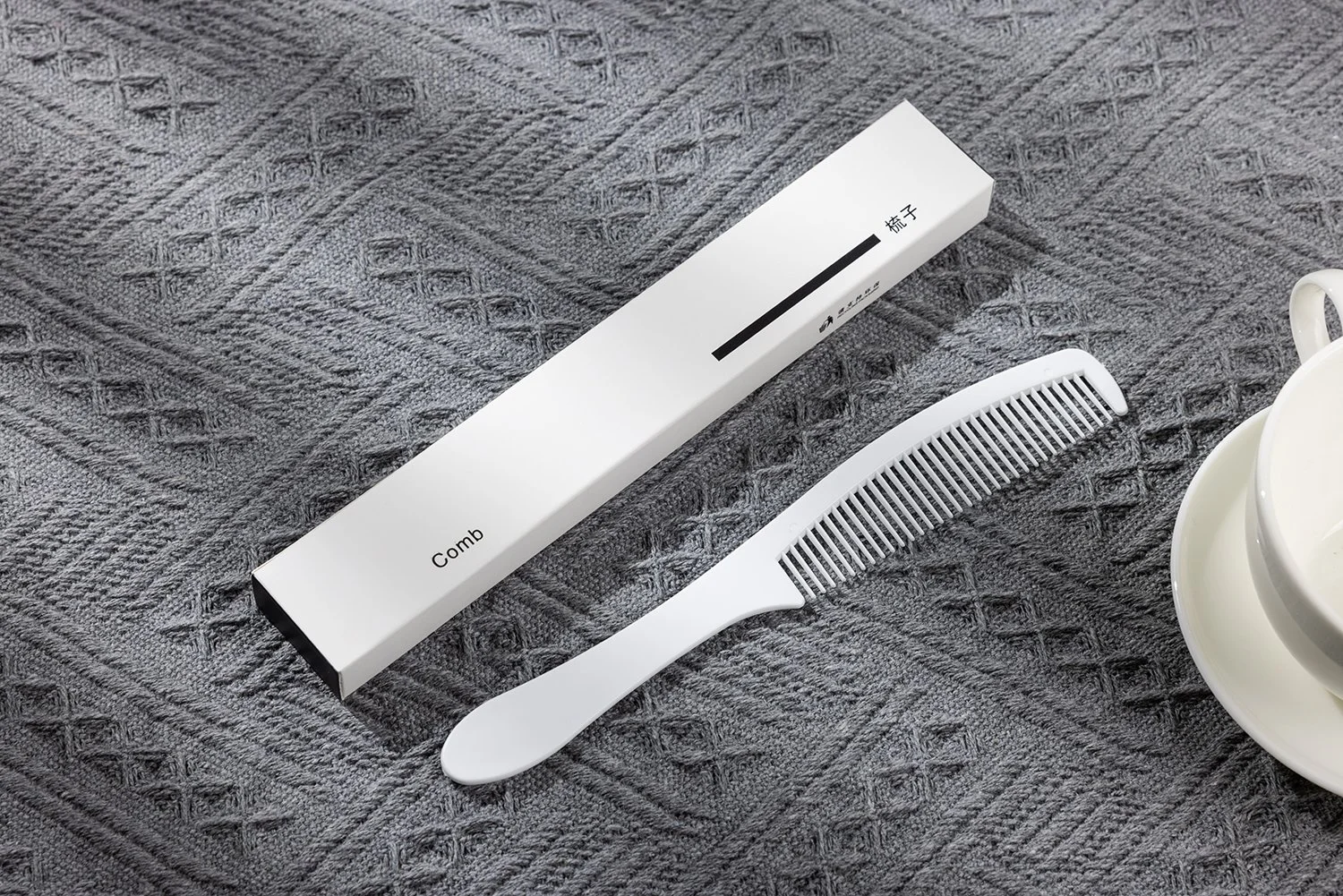 CM-105B　ロングハンドルコーム（細目）｜カラー：ホワイト｜材質：PP（ポリプロピレン）｜全長18cm｜約6.2g/本｜紙箱入り