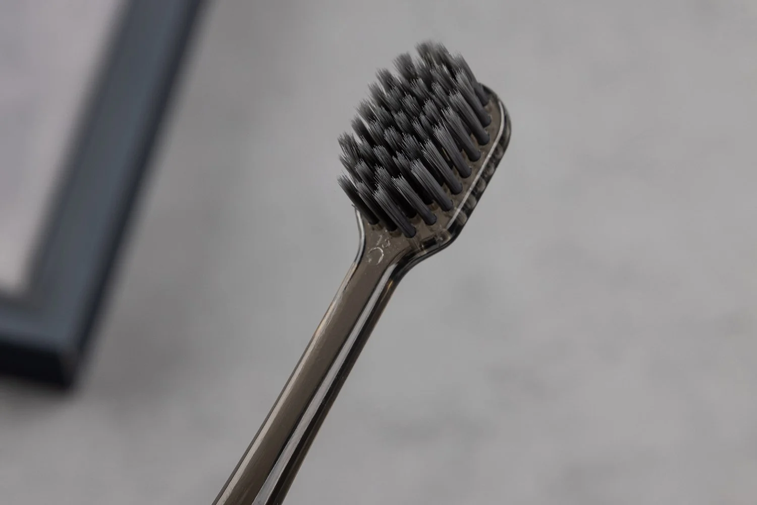 TB-008A｜柄：PP（ポリプロピレン）｜毛：ソフト・ナイロン先細テーパード 0.15mm｜全長18cm｜約12.4g/本｜スモークブラック（柄）・ブラック（毛）｜名入れ印刷可（紙箱／OPP個包装／紙袋）