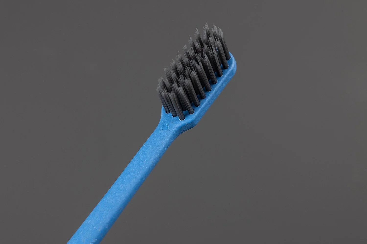 TB-007｜柄：PP＋秸秆（バイオマス）｜毛：ソフト・ナイロン先細テーパード 0.18mm｜全長17cm｜約7.8g/本｜ブルー（柄）・ブラック（毛）｜名入れ印刷可（紙箱／OPP個包装／紙袋）