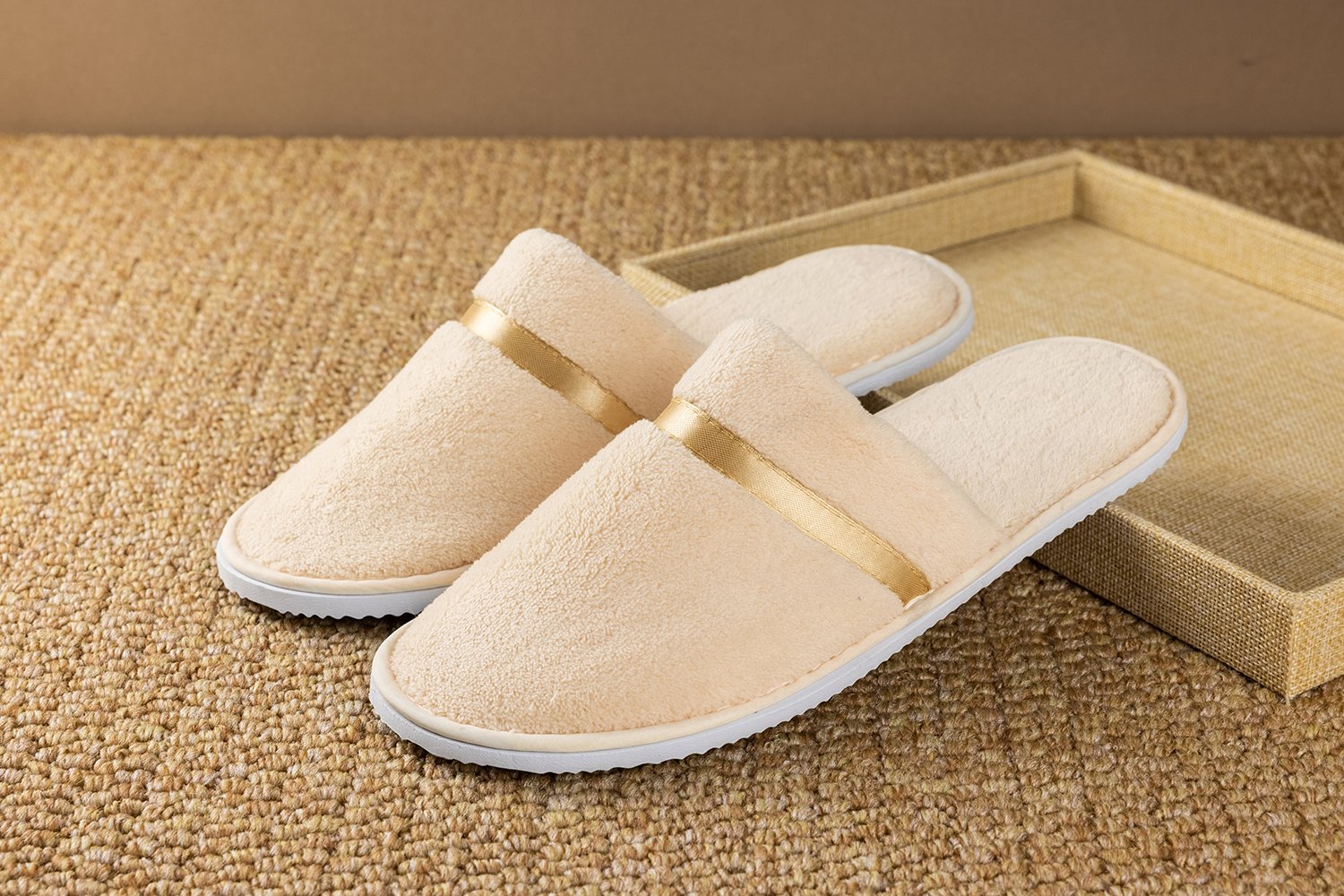 SL-003（ベージュ）｜コーラルフリース生地＋EVA底（凹凸柄）｜全長280mm｜フリーサイズ｜ゴールドテープ付き｜客室標準タイプ