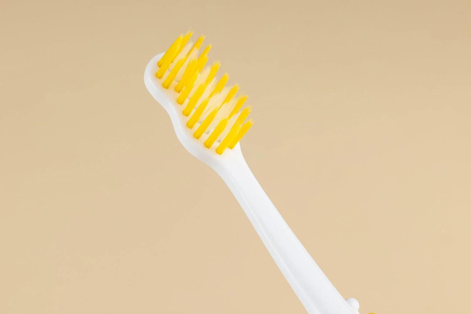 TB-K01｜柄：PP＋TPEソフトラバー（ストッパー付）｜毛：ソフト・ナイロン2色 先細テーパード 0.18mm｜全長15cm｜約10g/本｜ホワイト（柄）・イエロー（ラバー）・イエロー／ホワイト（毛）｜名入れ印刷可（紙箱／OPP個包装／紙袋）