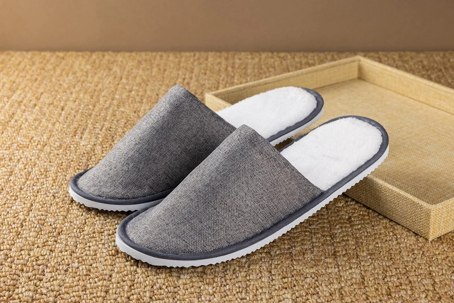 SL-001（グレー）｜麻布（リネン調）＋EVA底｜全長280mm｜フリーサイズ（約27〜29cm）｜客室標準タイプ
