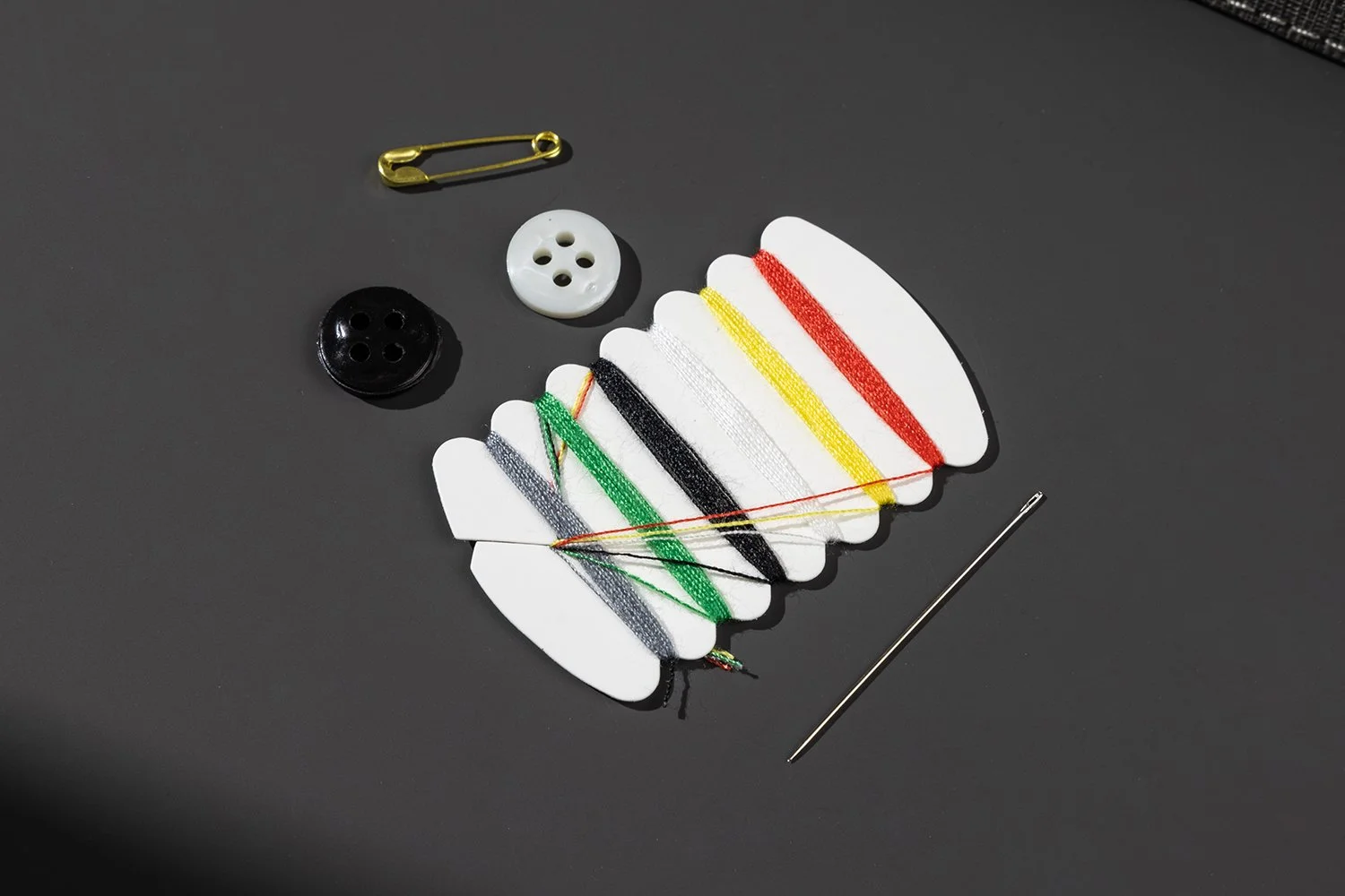 SW-002　ソーイングキット
内容：糸4色・ボタン・安全ピン・針など／個包装：紙箱またはOPP袋／客室標準アメニティ