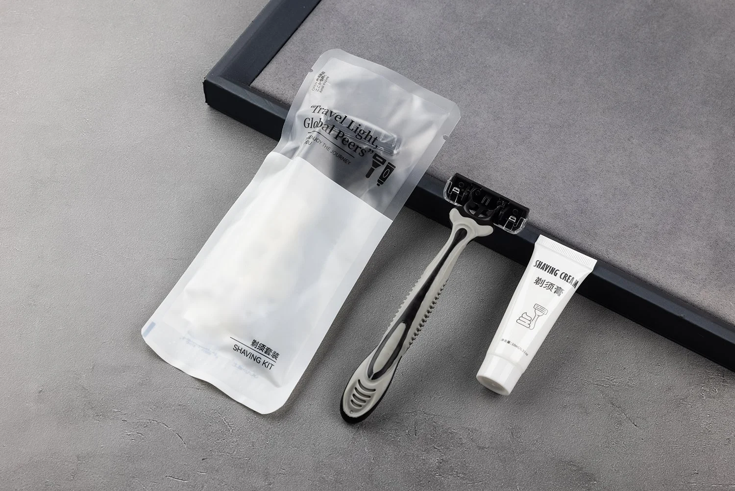 RZ-004
二枚刃使い捨て／ホルダー：ABS／刃：ステンレス鋼／ミニシェービングジェル付き／青と黒の配色/個包装OPP 袋