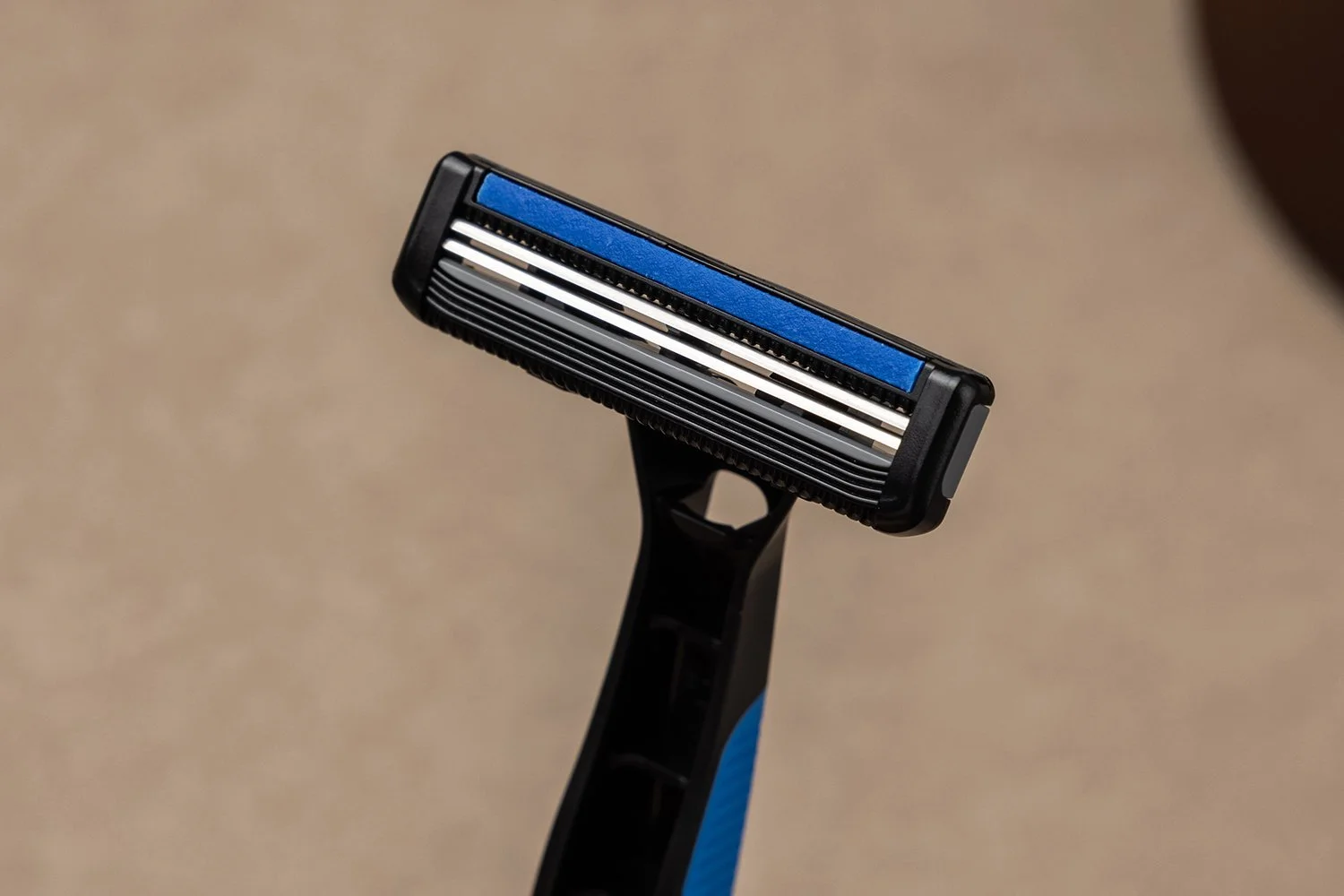 RZ-002
二枚刃使い捨て／ホルダー：ABS／刃：ステンレス鋼／ミニシェービングジェル付き／青と黒の配色/個包装OPP袋