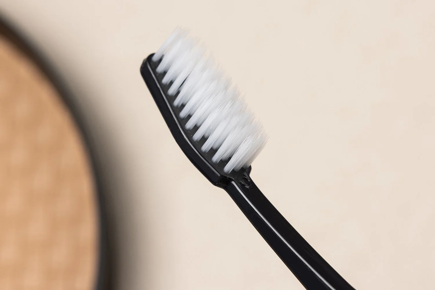 TB-012B｜柄：PP（ポリプロピレン）｜毛：ソフト・ナイロン先細テーパード 0.18mm｜全長18cm｜約6.4g/本｜ブラック（柄）・ホワイト（毛）｜名入れ印刷可（紙箱／OPP個包装／紙袋）