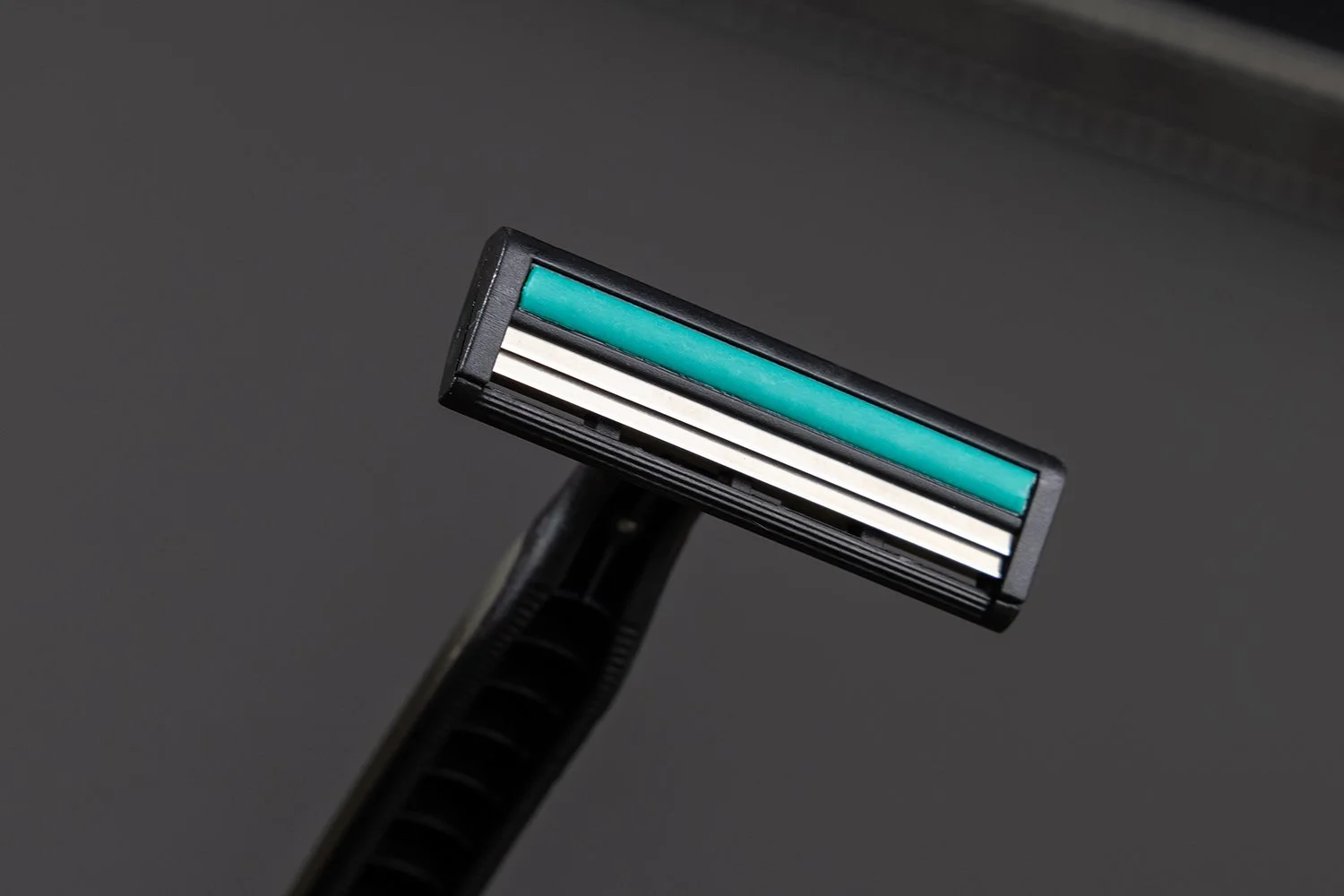 RZ-010 シェービングキット（二枚刃使い捨て）／ホルダー：ABS／刃：ステンレス鋼／ミニシェービングクリーム付き／グリーン×ブラック（グレー系グリップ）／抗菌マット袋 個包装（印刷対応可）