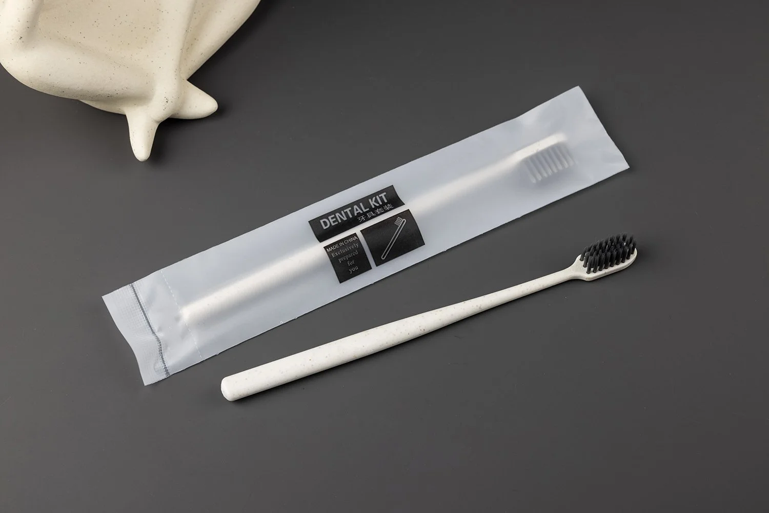 TB-003｜柄：PP＋秸秆（バイオマス）｜毛：ソフト・ナイロン先細テーパード 0.18mm｜全長17.5cm｜約7.6g/本｜アイボリー（柄）・ブラック（毛）｜名入れ印刷可（紙箱／OPP個包装／紙袋）